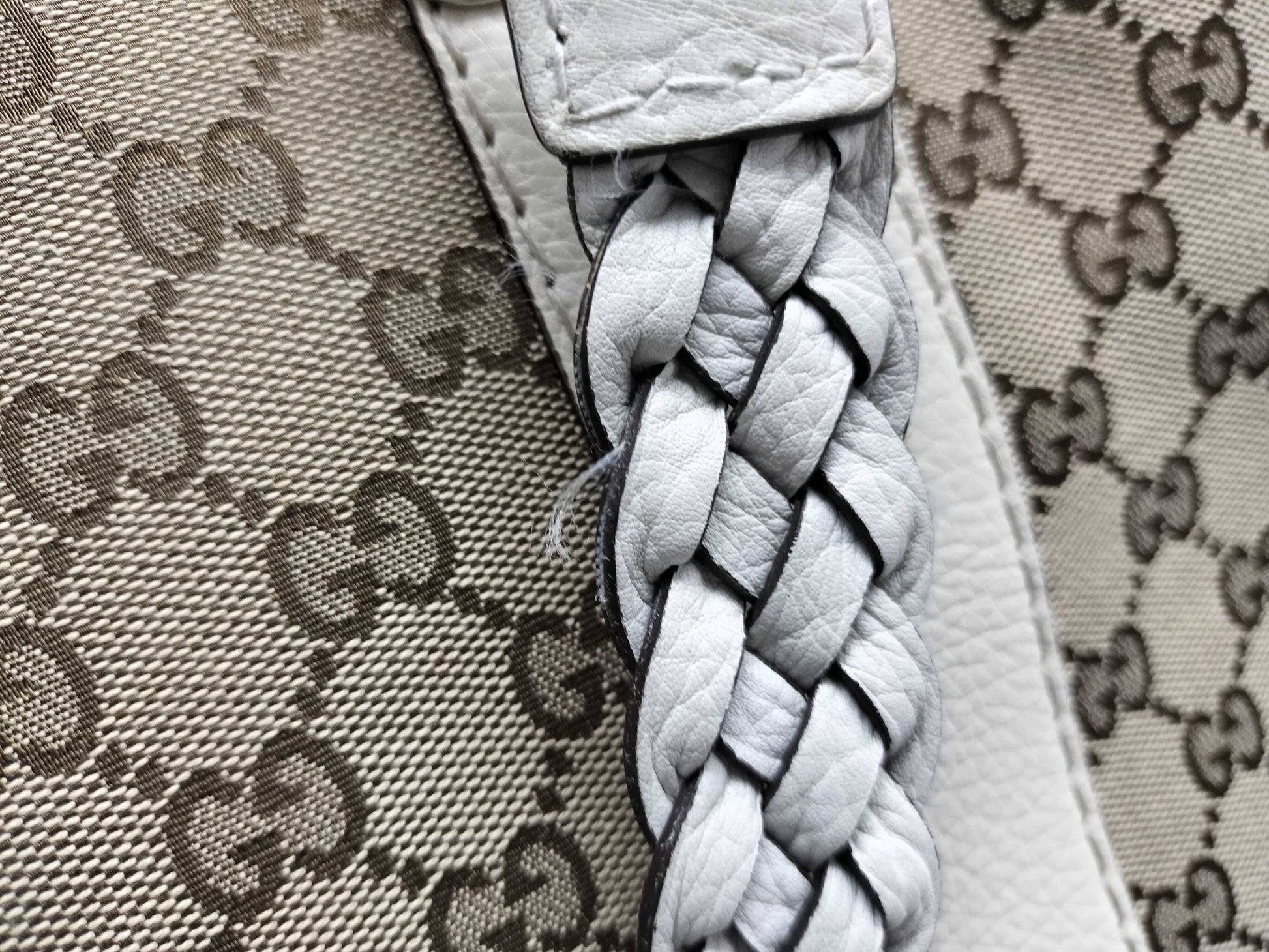 GUCCI GG Canvas Medium Bamboo Bar Tote Bag in Beige/Ivory with Monogram Canvas and Silver 