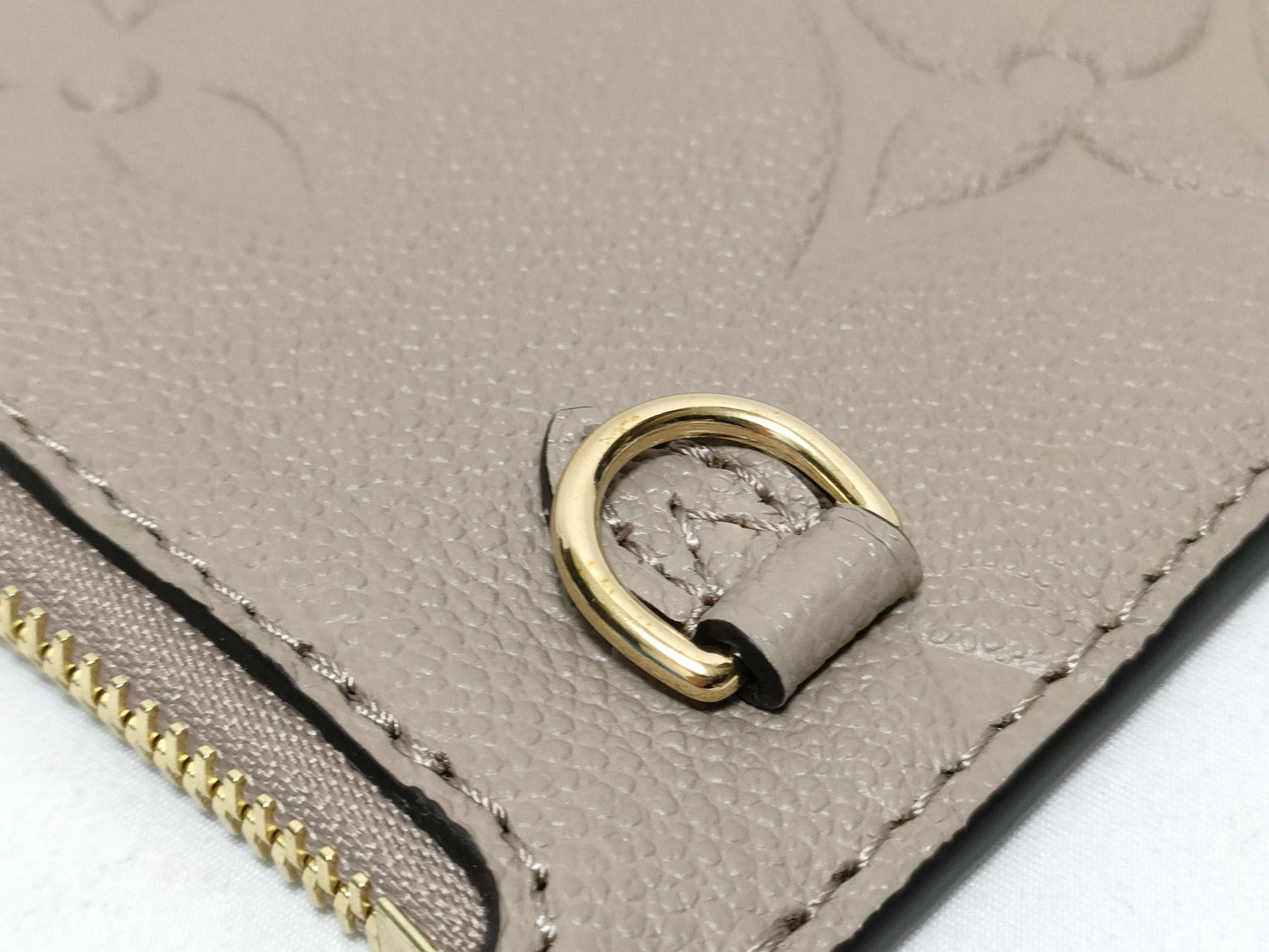 LOUIS VUITTON RFID verification impossible. Serial number verification impossible. Monogram Empreinte Louis Vuitton Neverfull Pouch in Taupe with Gold Hardware.