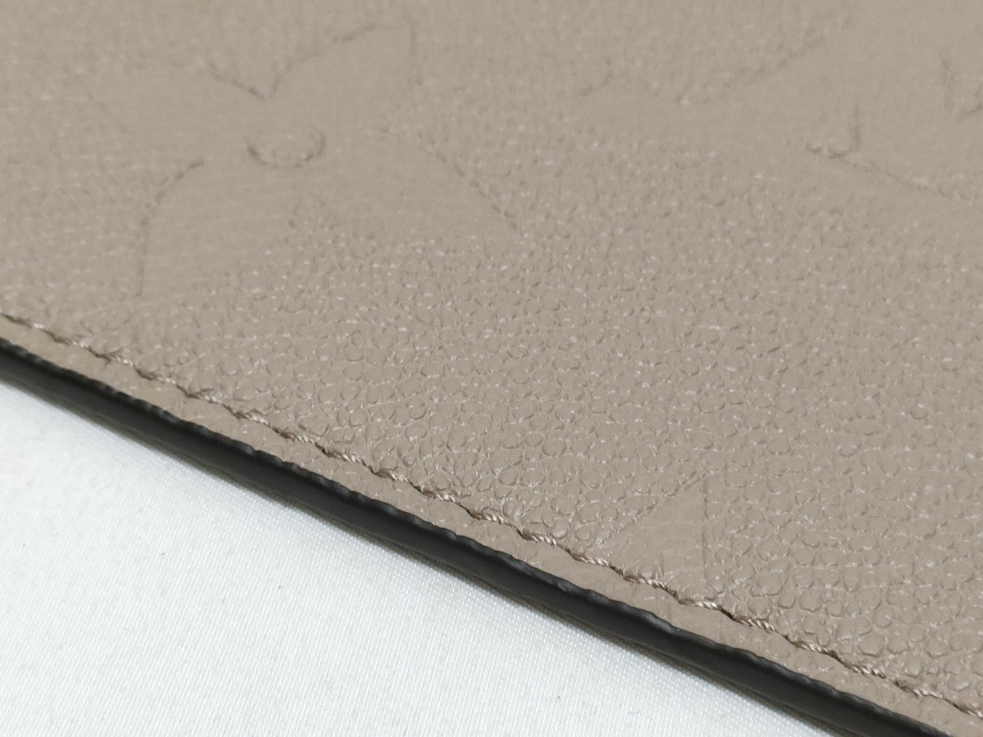 LOUIS VUITTON RFID verification impossible. Serial number verification impossible. Monogram Empreinte Louis Vuitton Neverfull Pouch in Taupe with Gold Hardware.