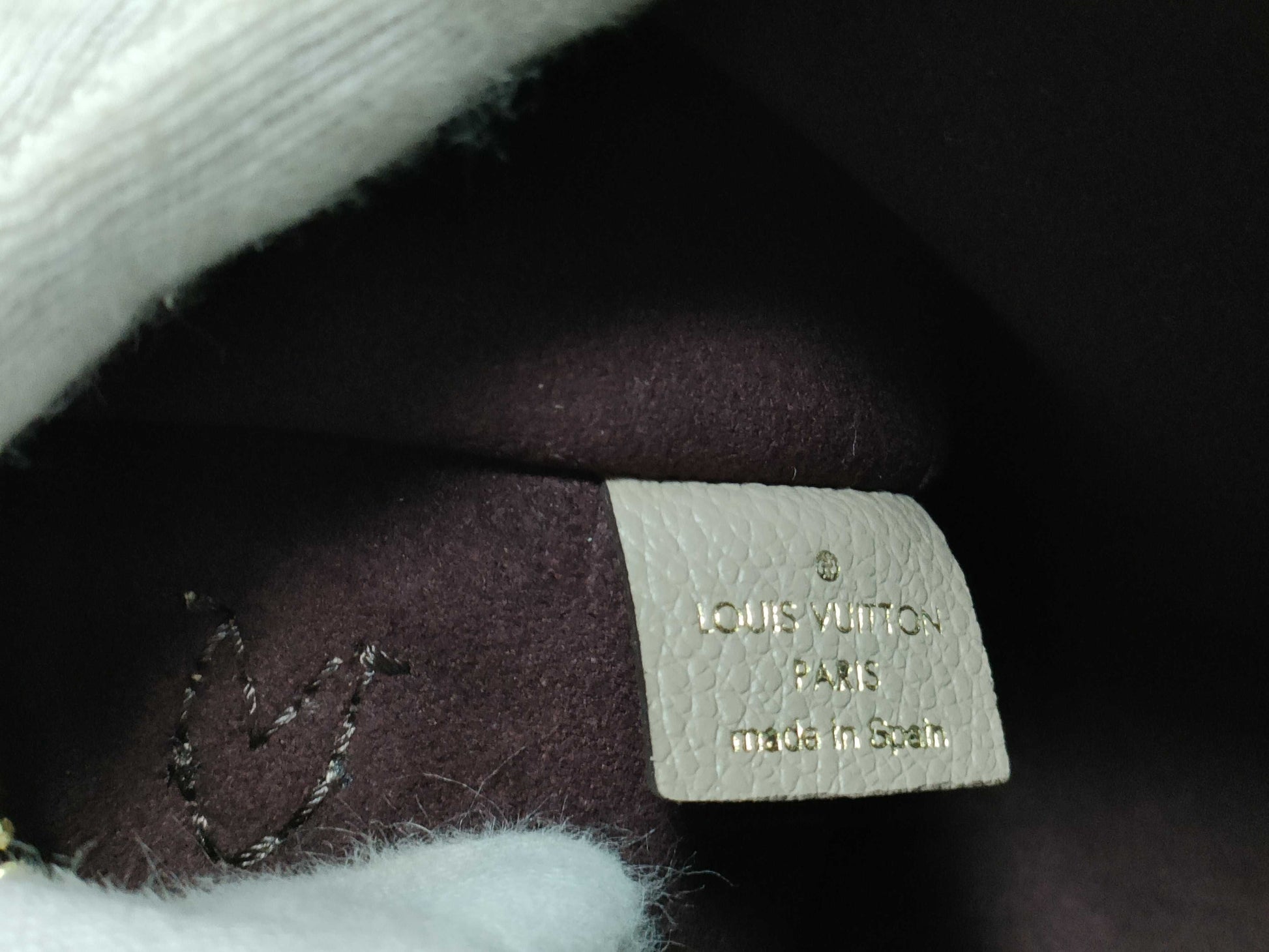 LOUIS VUITTON RFID verification impossible. Serial number verification impossible. Monogram Empreinte Louis Vuitton Neverfull Pouch in Taupe with Gold Hardware.