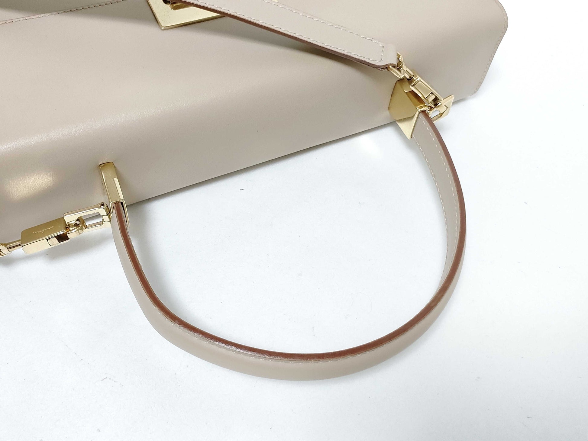 Salvatore Ferragamo Gancini Ferragamo Gancini Shoulder Bag in Beige with Strap