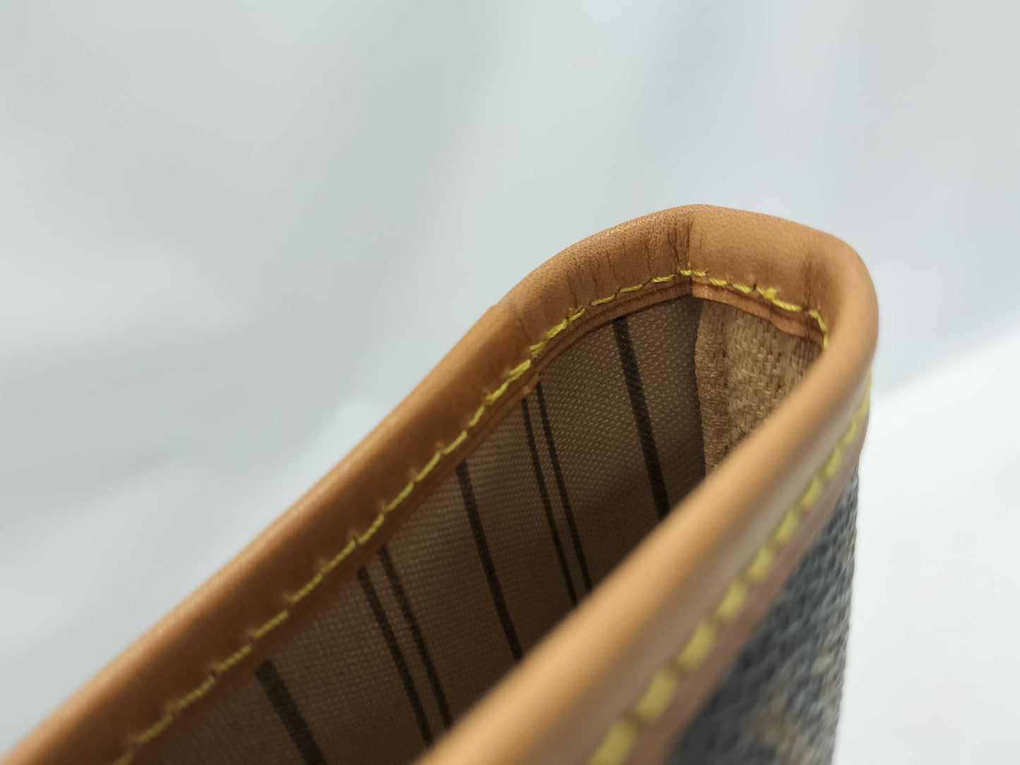 LOUIS VUITTON Monogram Neverfull Handbag with Beige Interior