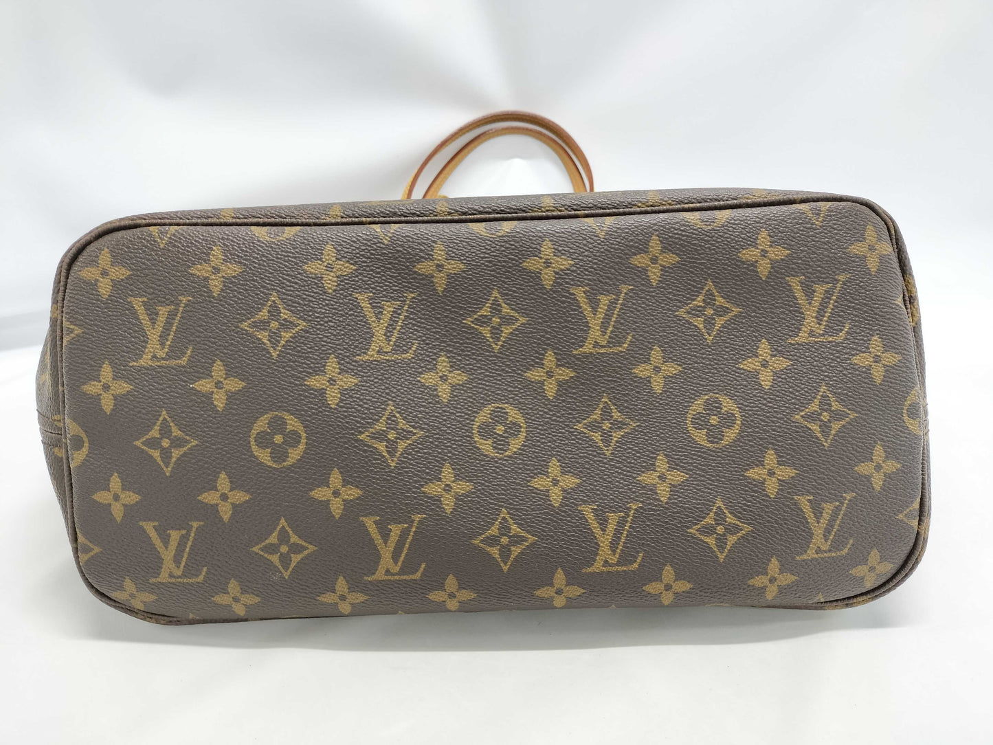 LOUIS VUITTON Monogram Neverfull Handbag with Beige Interior