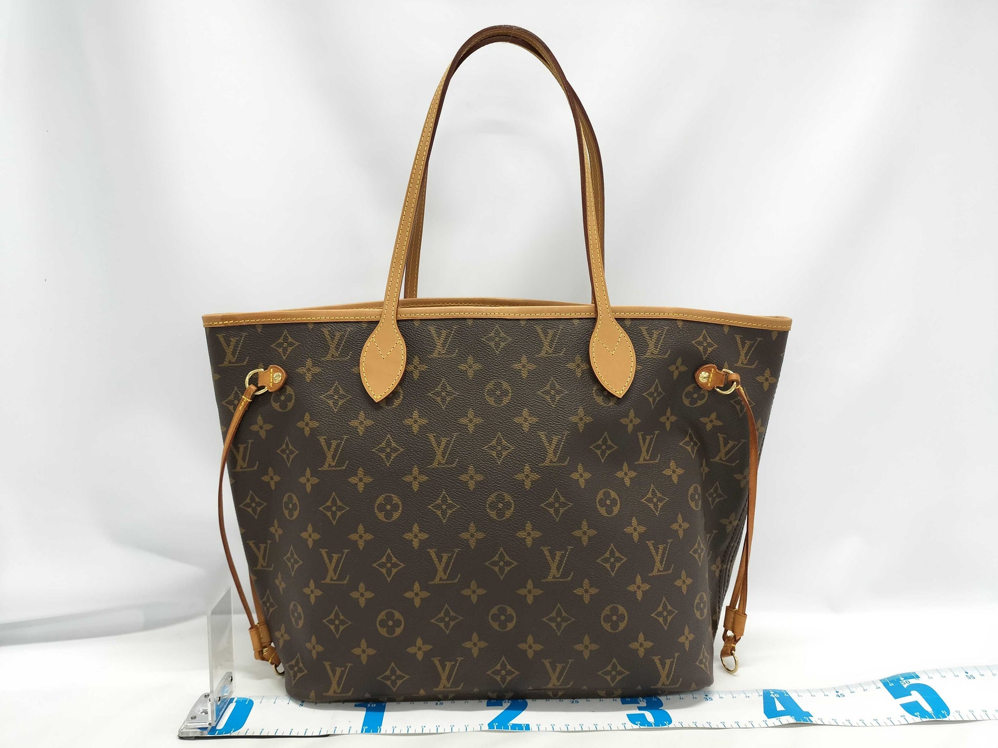 LOUIS VUITTON Monogram Neverfull Handbag with Beige Interior