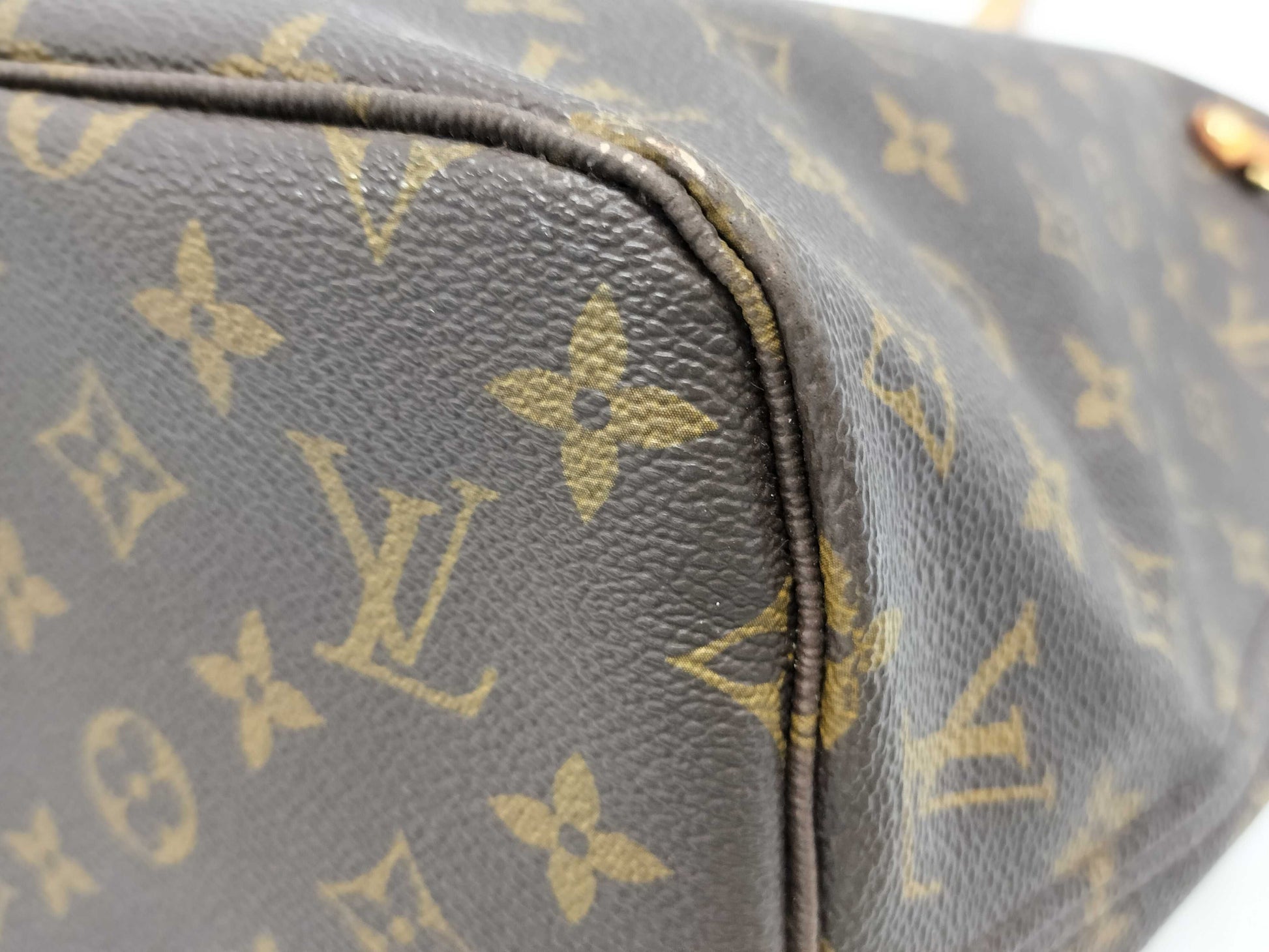 LOUIS VUITTON Monogram Neverfull Handbag with Beige Interior