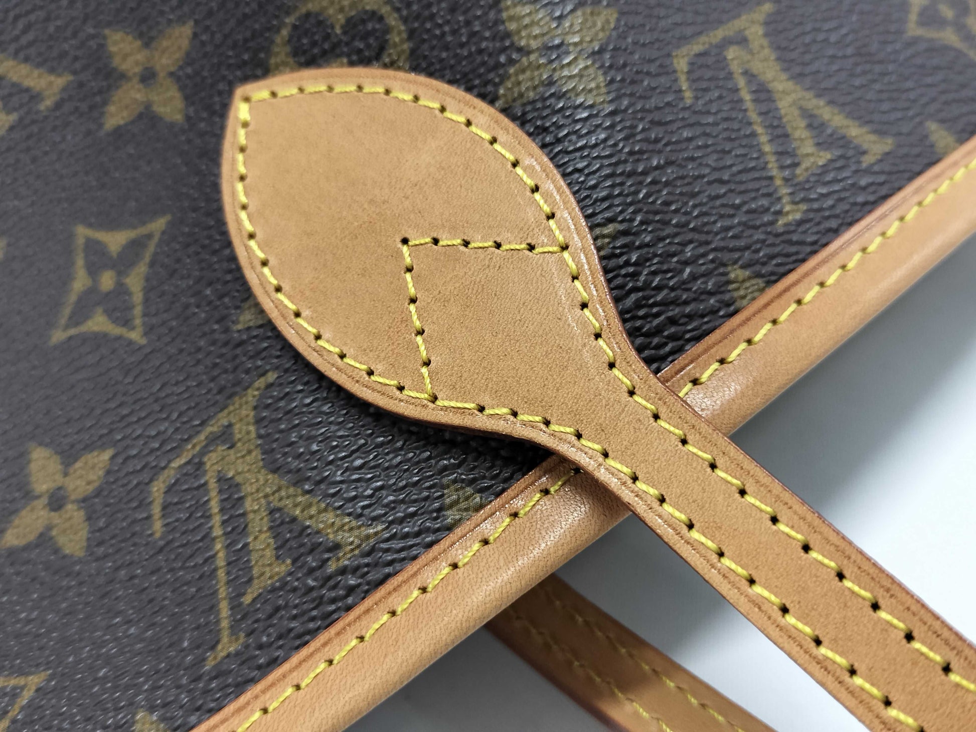 LOUIS VUITTON Monogram Neverfull Handbag with Beige Interior