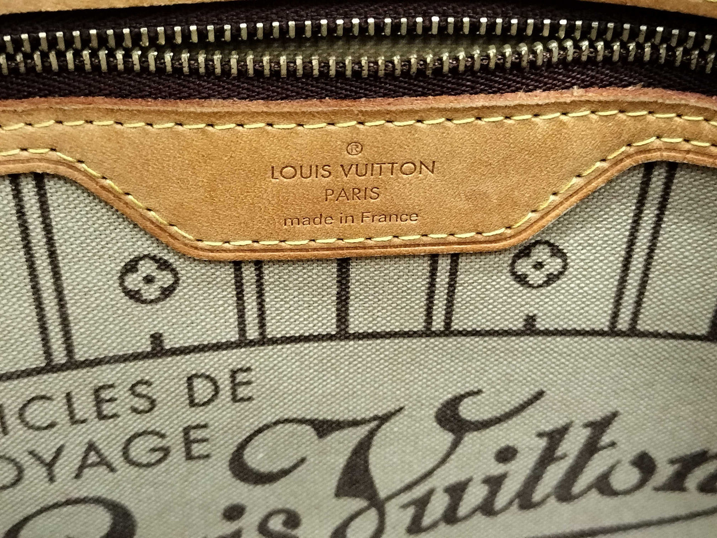 LOUIS VUITTON Monogram Neverfull Handbag with Beige Interior