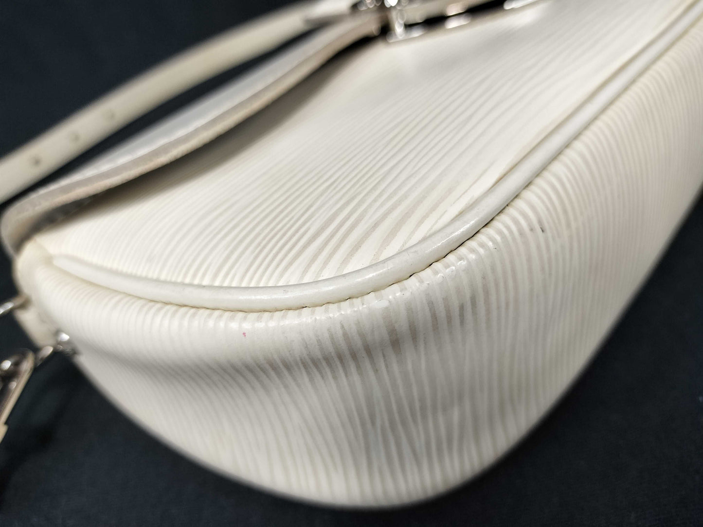 LOUIS VUITTON RFID Unavailable TH2057 Epi Leather LV Montaigne Pochette M5929J TH2057 White Shoulder Bag