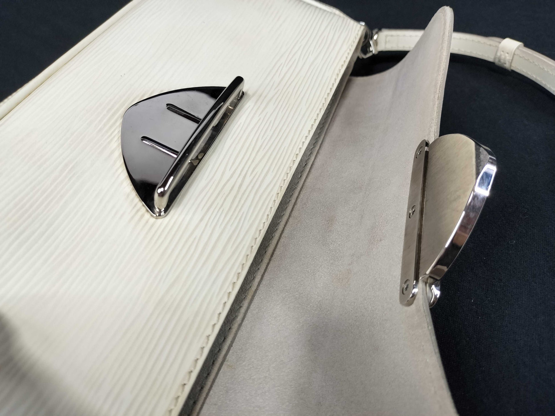 LOUIS VUITTON RFID Unavailable TH2057 Epi Leather LV Montaigne Pochette M5929J TH2057 White Shoulder Bag