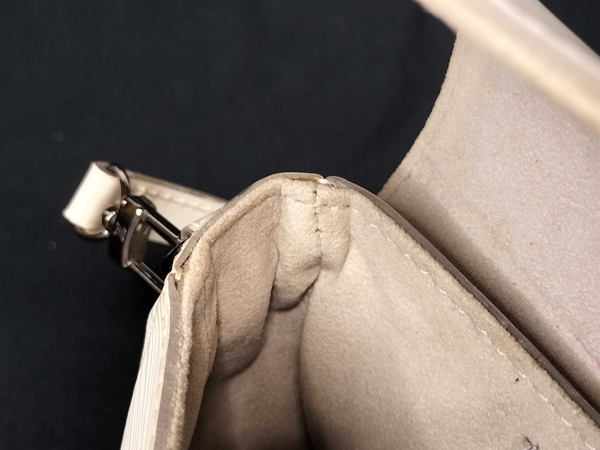 LOUIS VUITTON RFID Unavailable TH2057 Epi Leather LV Montaigne Pochette M5929J TH2057 White Shoulder Bag