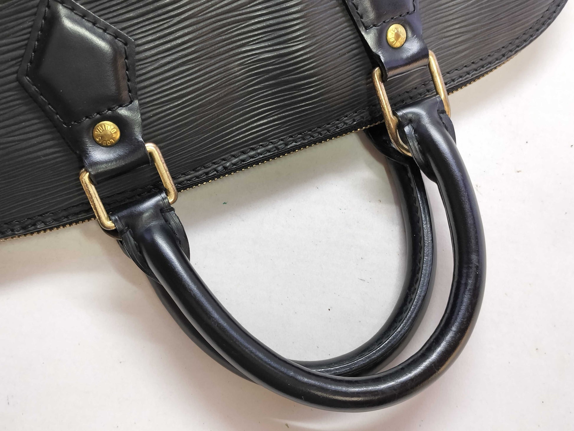 LOUIS VUITTON AR0052 Epi Louis Vuitton Epi Alma Handbag