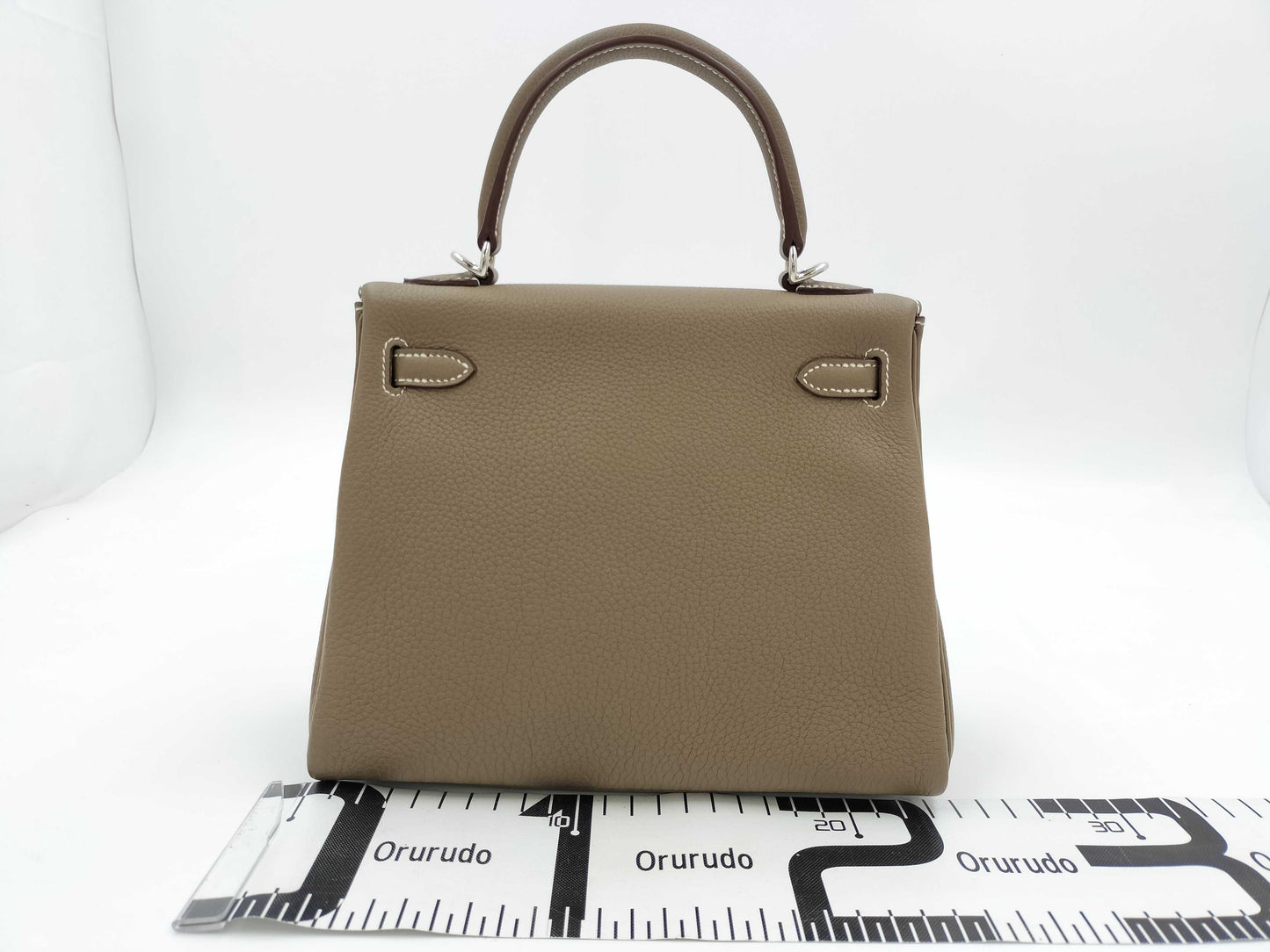 HERMES Kelly 25 Togo Etoupe Handbag, engraved with B, 2023