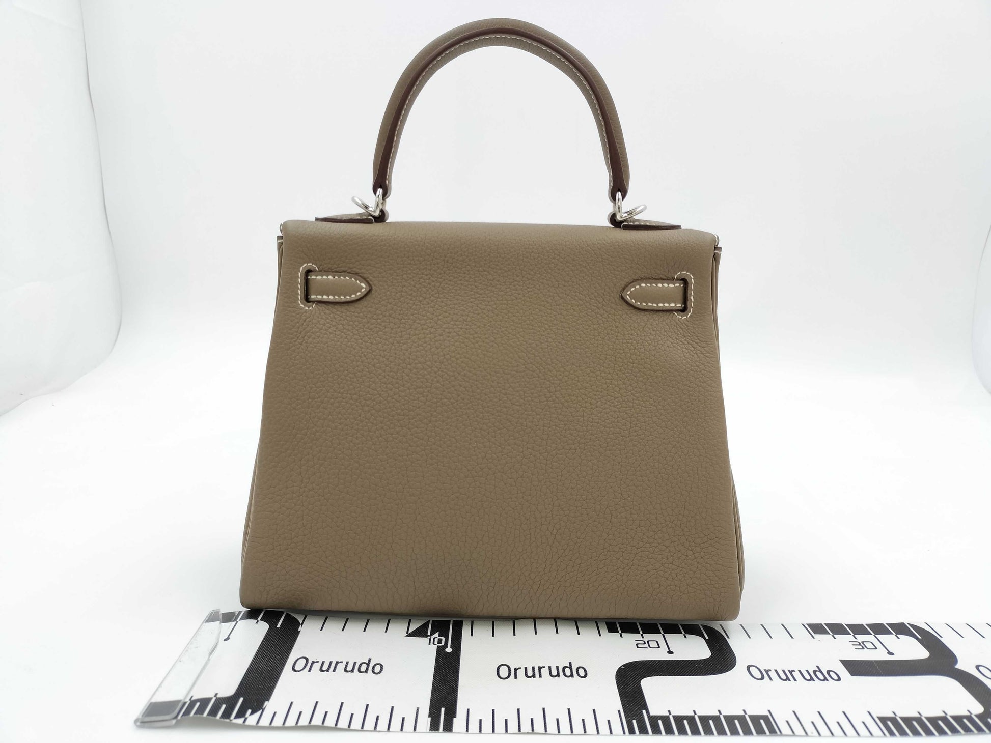 HERMES Kelly 25 Togo Etoupe Handbag, engraved with B, 2023