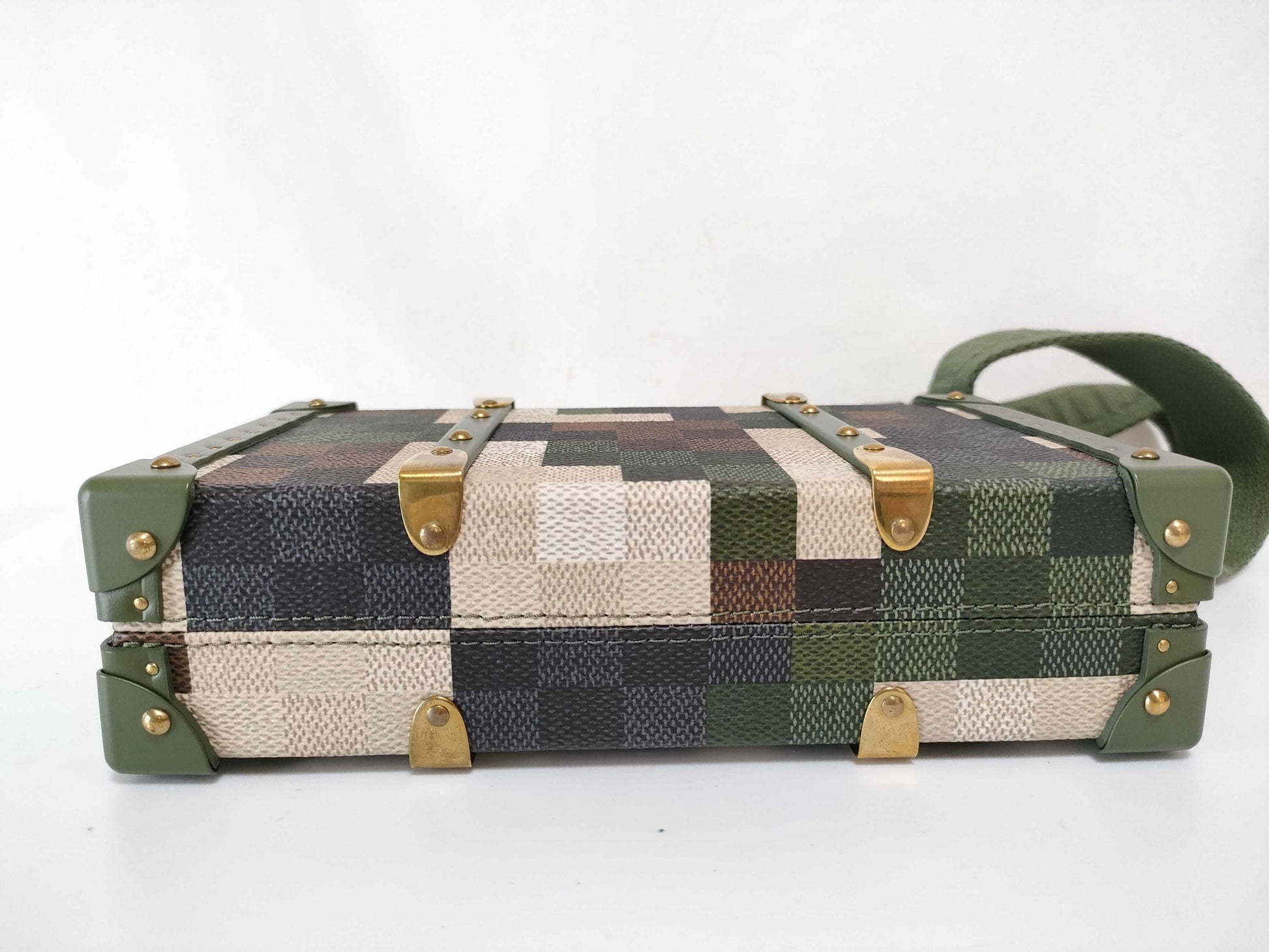 LOUIS VUITTON RFID Undetectable Serial Number Undetectable LOUIS VUITTON Damouflage Neo Wallet Trunk Shoulder Bag M10489 RFID Detectable Shoulder Bag