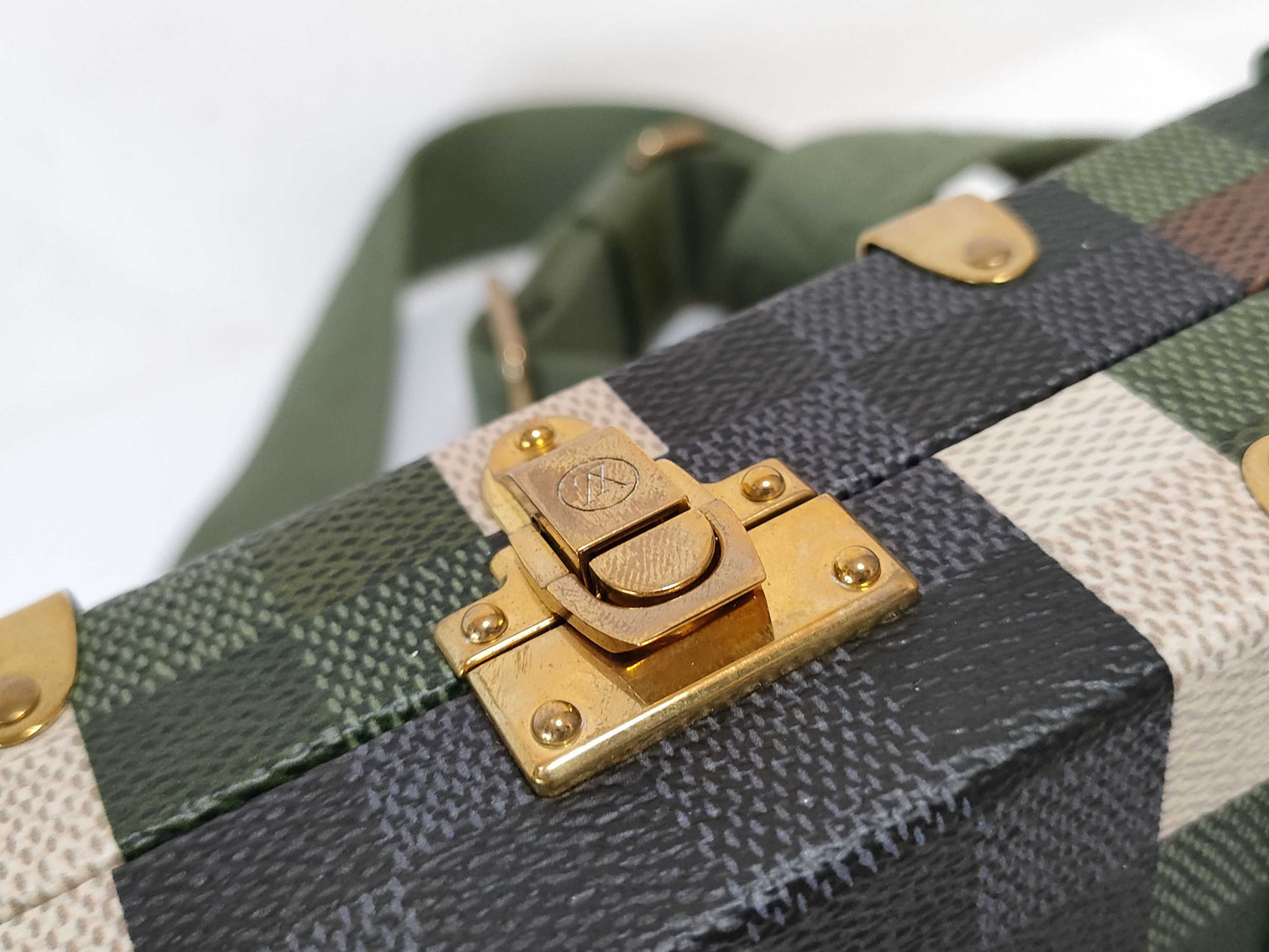 LOUIS VUITTON RFID Undetectable Serial Number Undetectable LOUIS VUITTON Damouflage Neo Wallet Trunk Shoulder Bag M10489 RFID Detectable Shoulder Bag