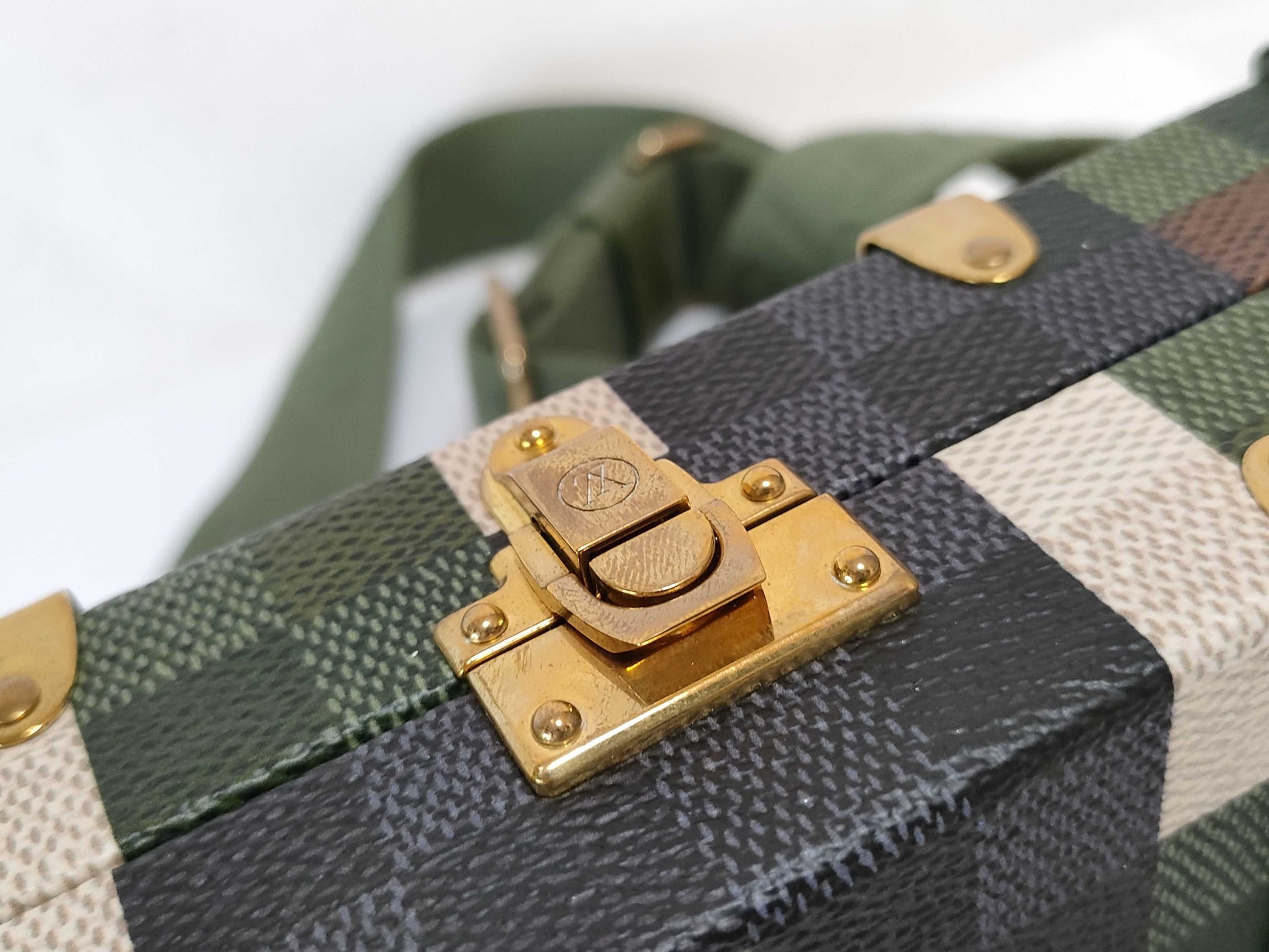 LOUIS VUITTON RFID Undetectable Serial Number Undetectable LOUIS VUITTON Damouflage Neo Wallet Trunk Shoulder Bag M10489 RFID Detectable Shoulder Bag