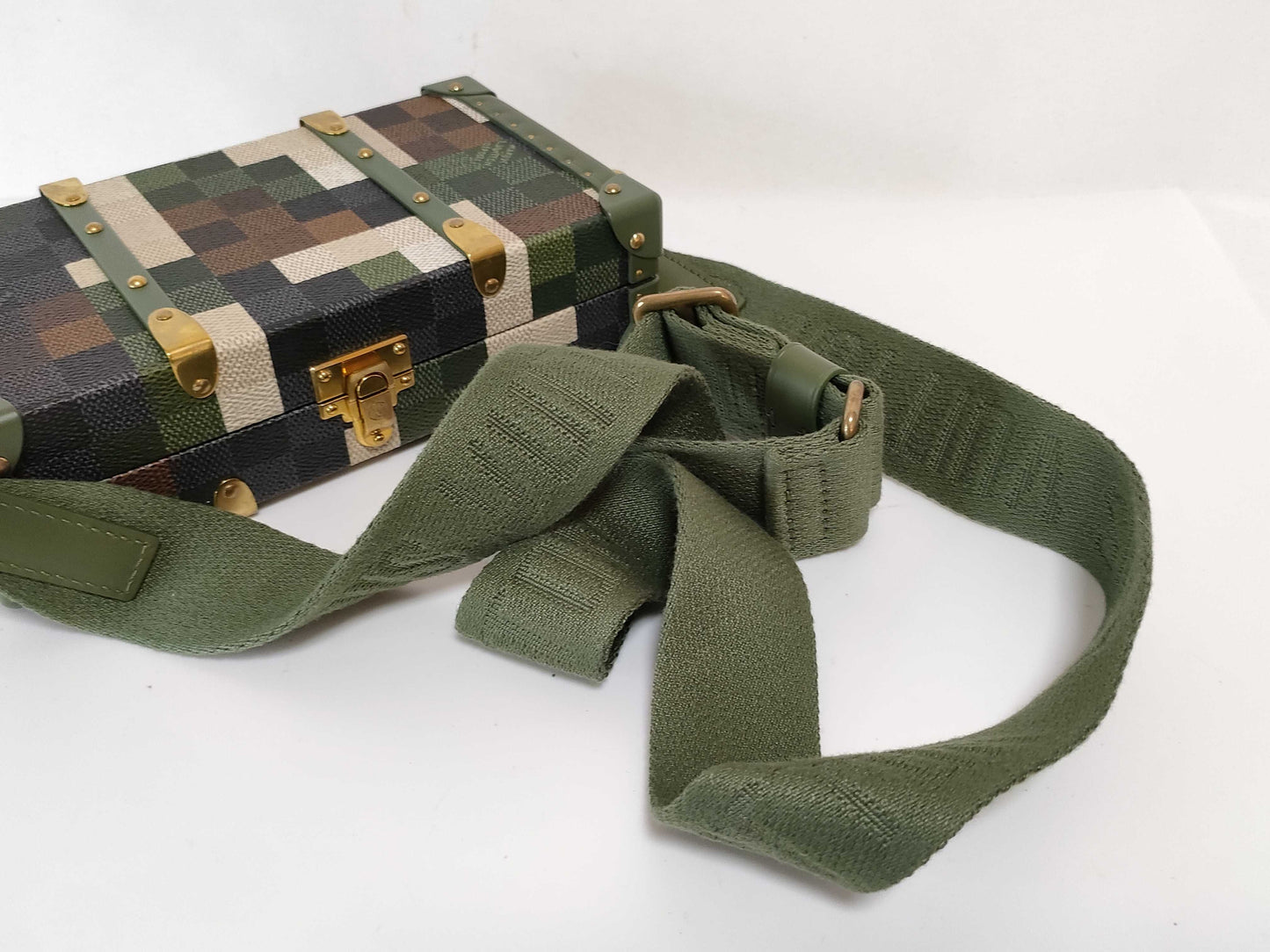 LOUIS VUITTON RFID Undetectable Serial Number Undetectable LOUIS VUITTON Damouflage Neo Wallet Trunk Shoulder Bag M10489 RFID Detectable Shoulder Bag