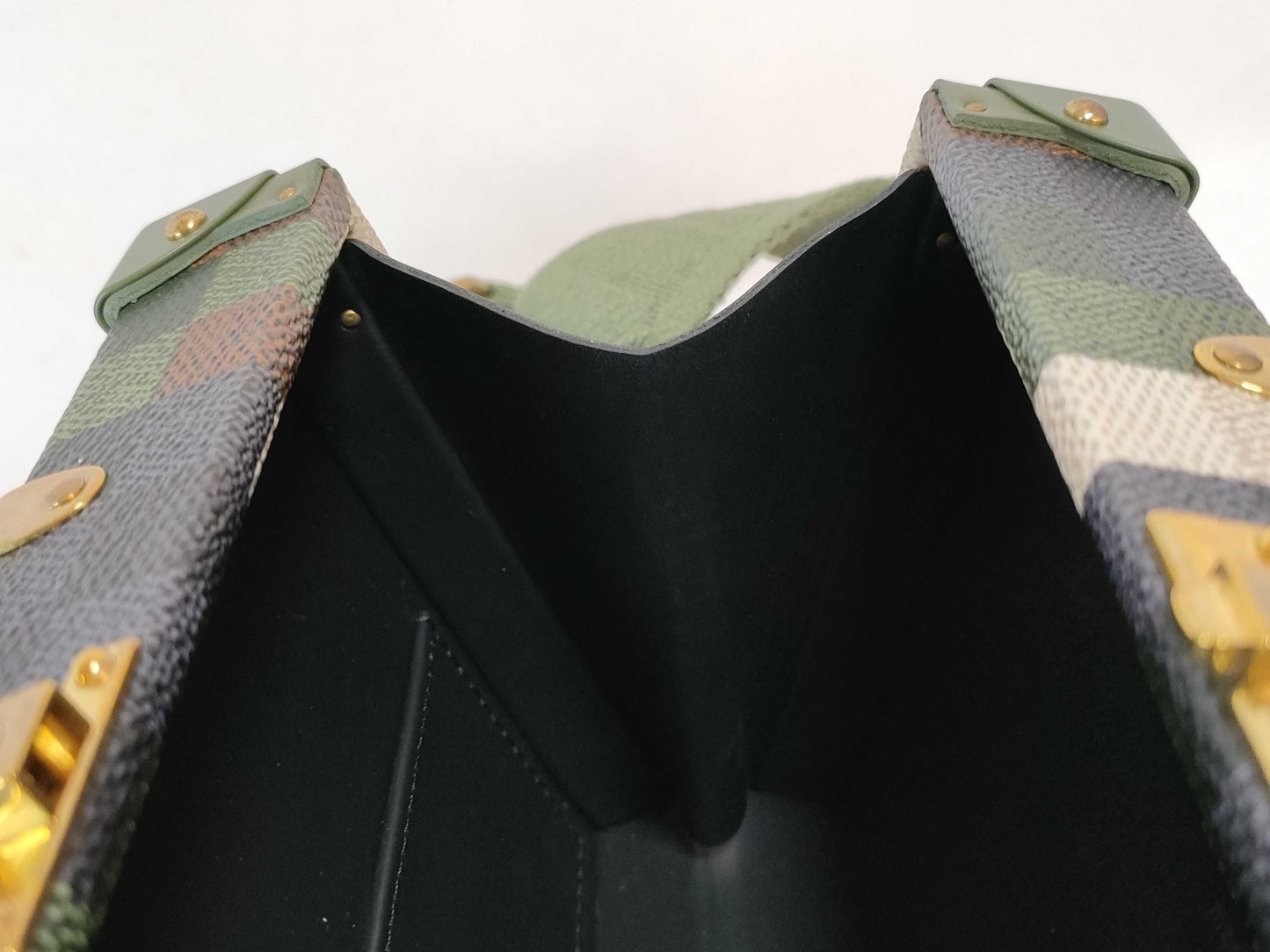 LOUIS VUITTON RFID Undetectable Serial Number Undetectable LOUIS VUITTON Damouflage Neo Wallet Trunk Shoulder Bag M10489 RFID Detectable Shoulder Bag