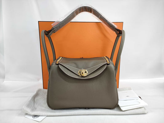 HERMES Lindy 26 Etoupe Taurillon Clemence Leather Handbag with Gold Hardware and K Stamp