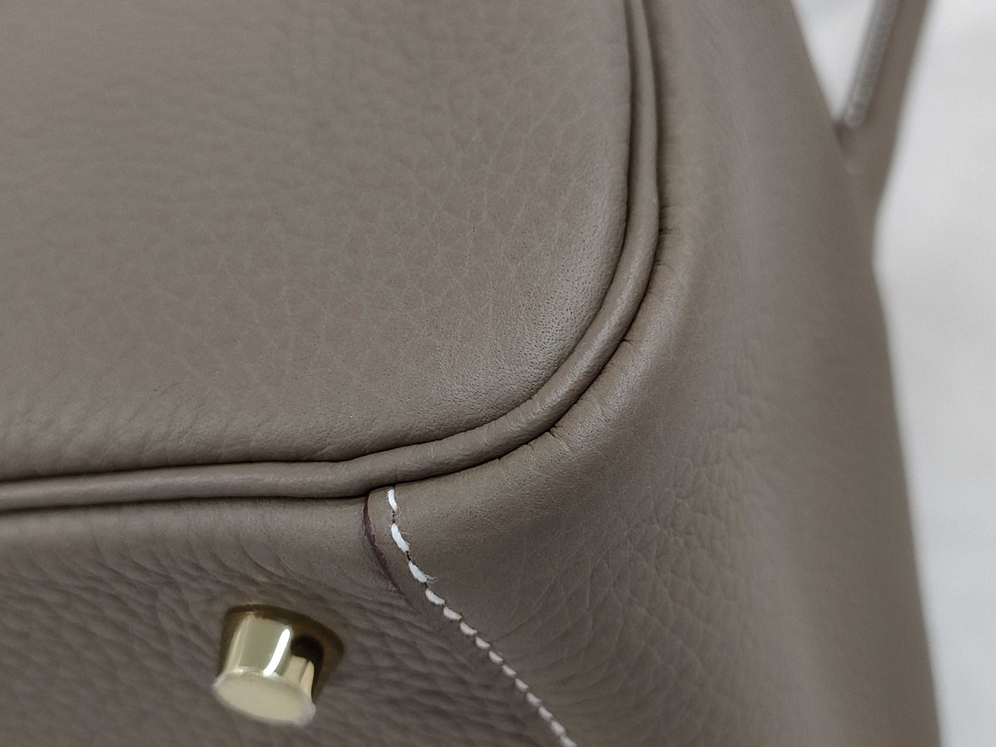 HERMES Lindy 26 Etoupe Taurillon Clemence Leather Handbag with Gold Hardware and K Stamp