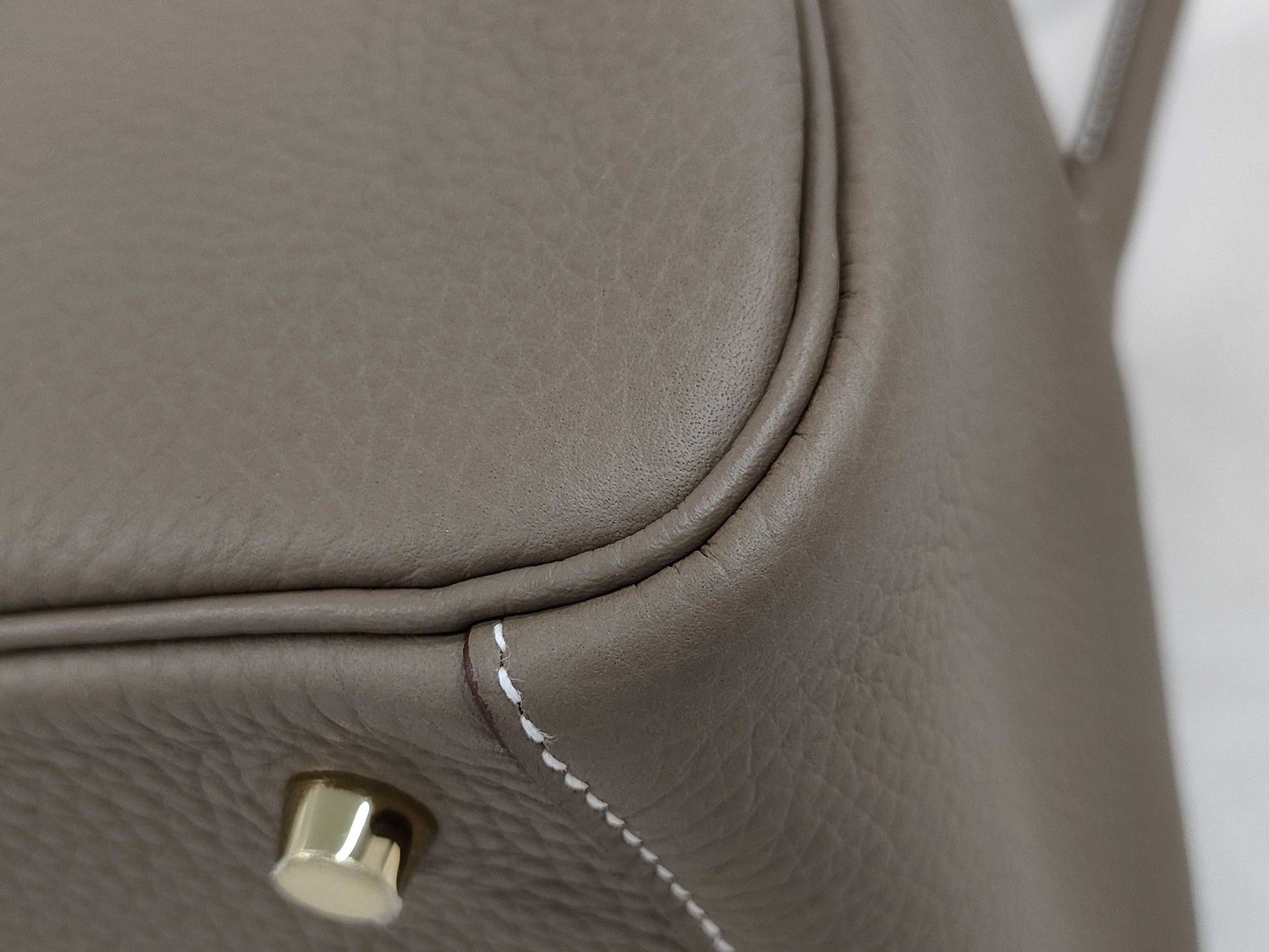HERMES Lindy 26 Etoupe Taurillon Clemence Leather Handbag with Gold Hardware and K Stamp