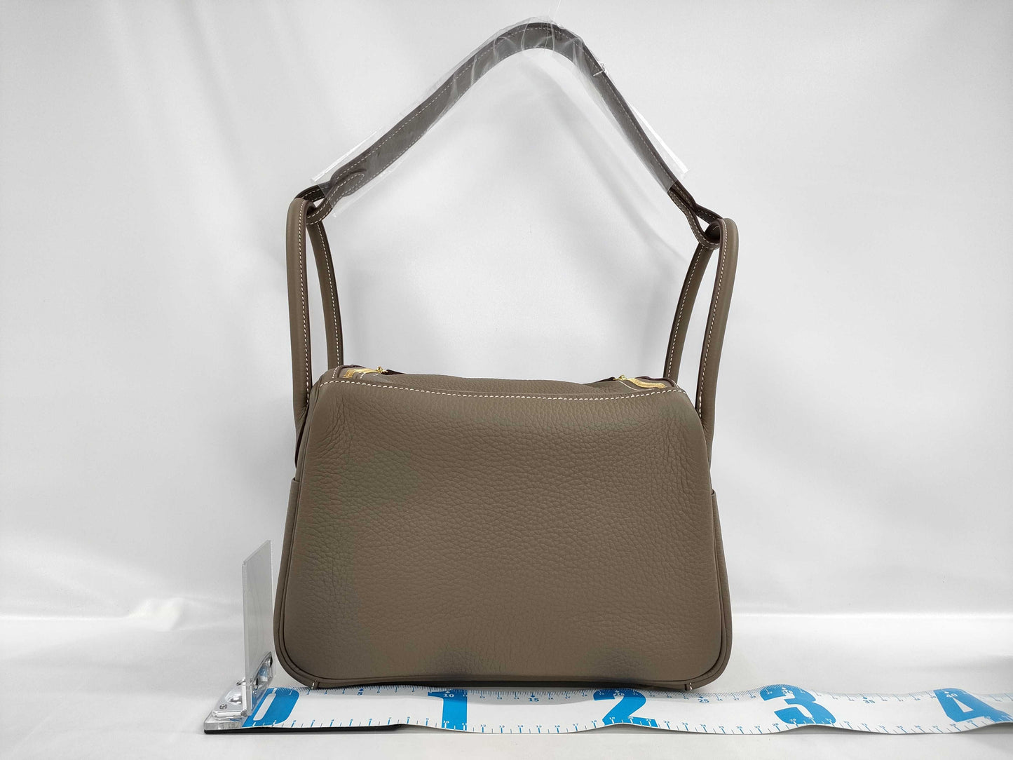 HERMES Lindy 26 Etoupe Taurillon Clemence Leather Handbag with Gold Hardware and K Stamp