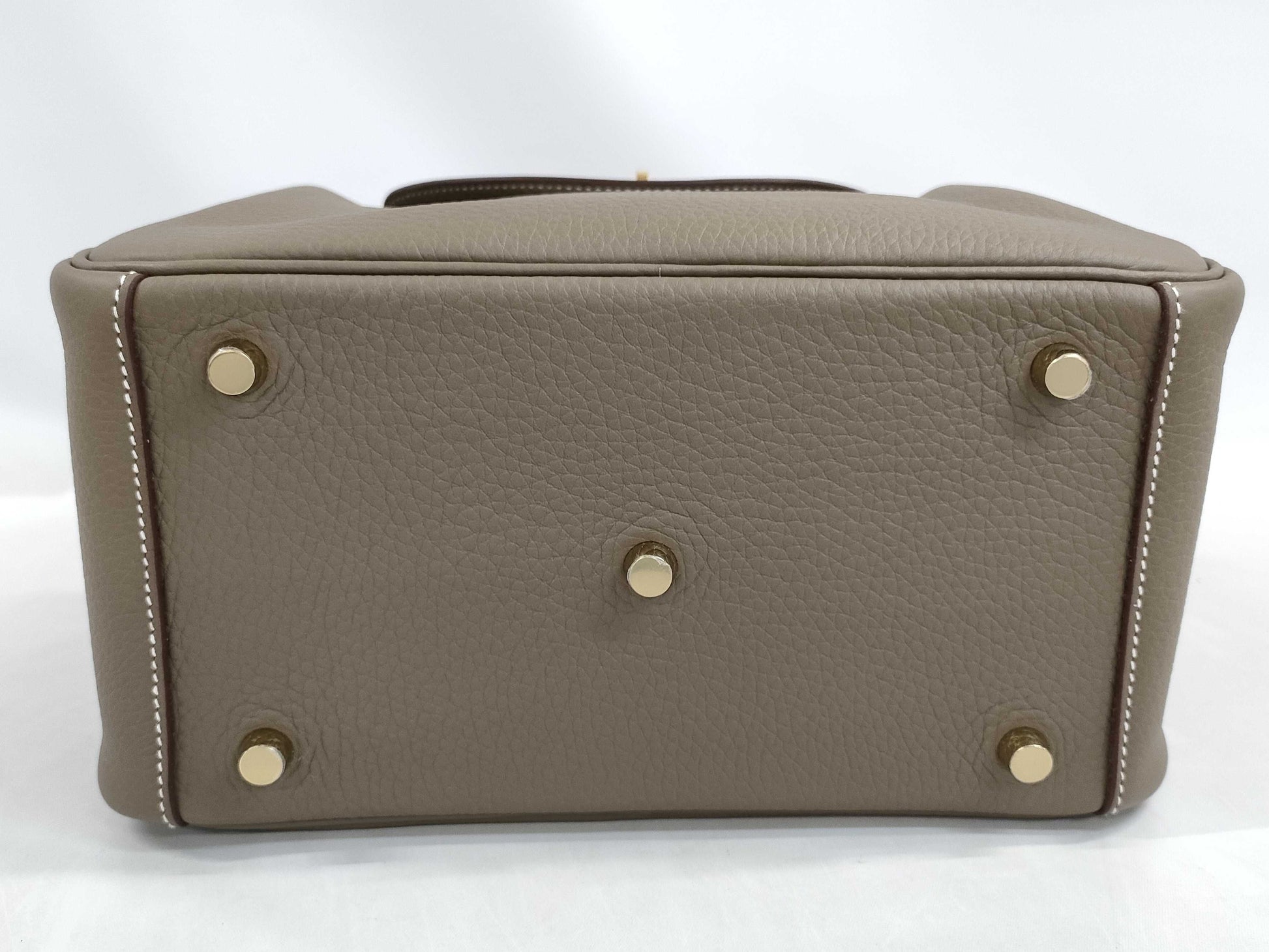HERMES Lindy 26 Etoupe Taurillon Clemence Leather Handbag with Gold Hardware and K Stamp