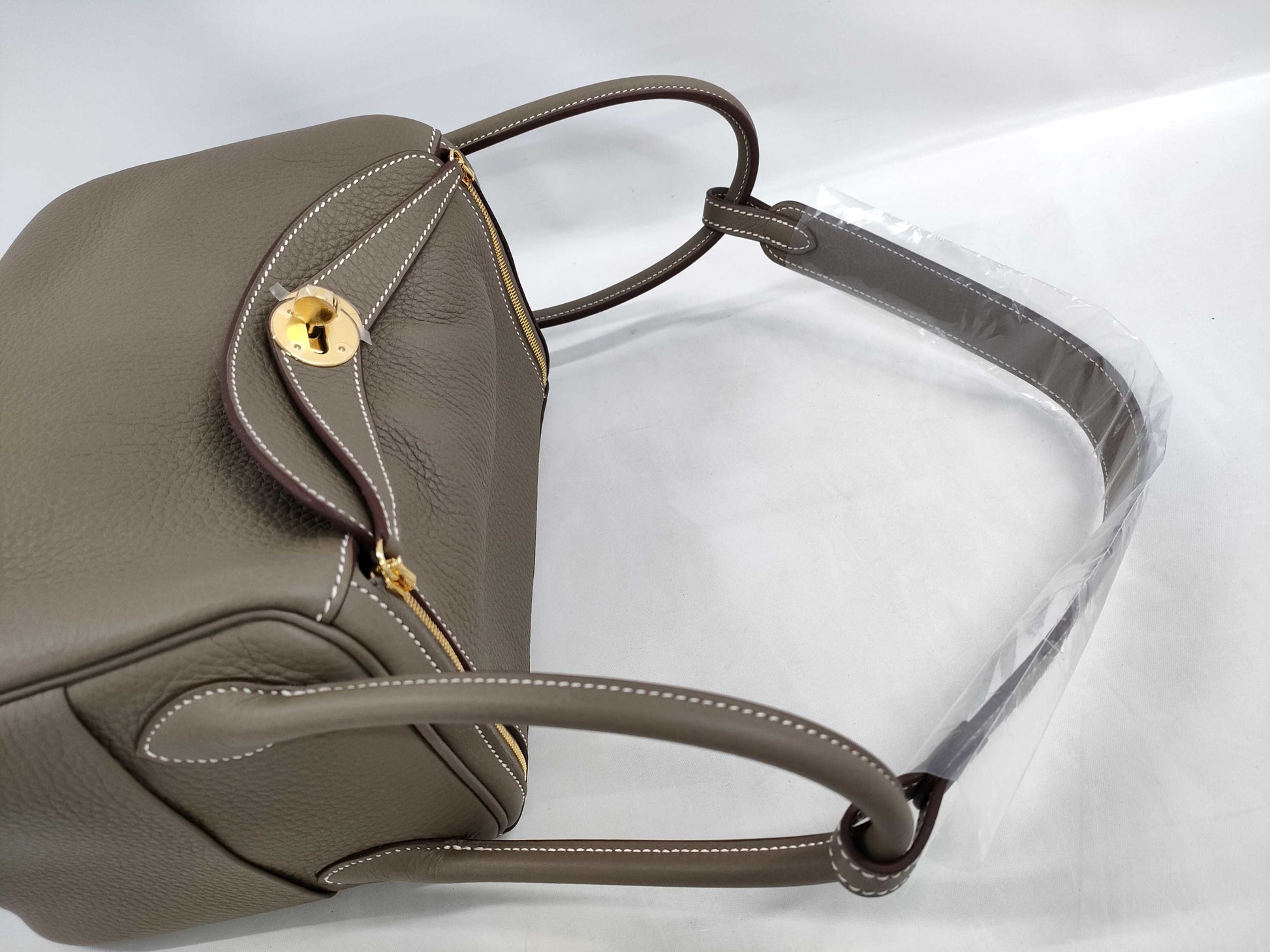 HERMES Lindy 26 Etoupe Taurillon Clemence Leather Handbag with Gold Hardware and K Stamp