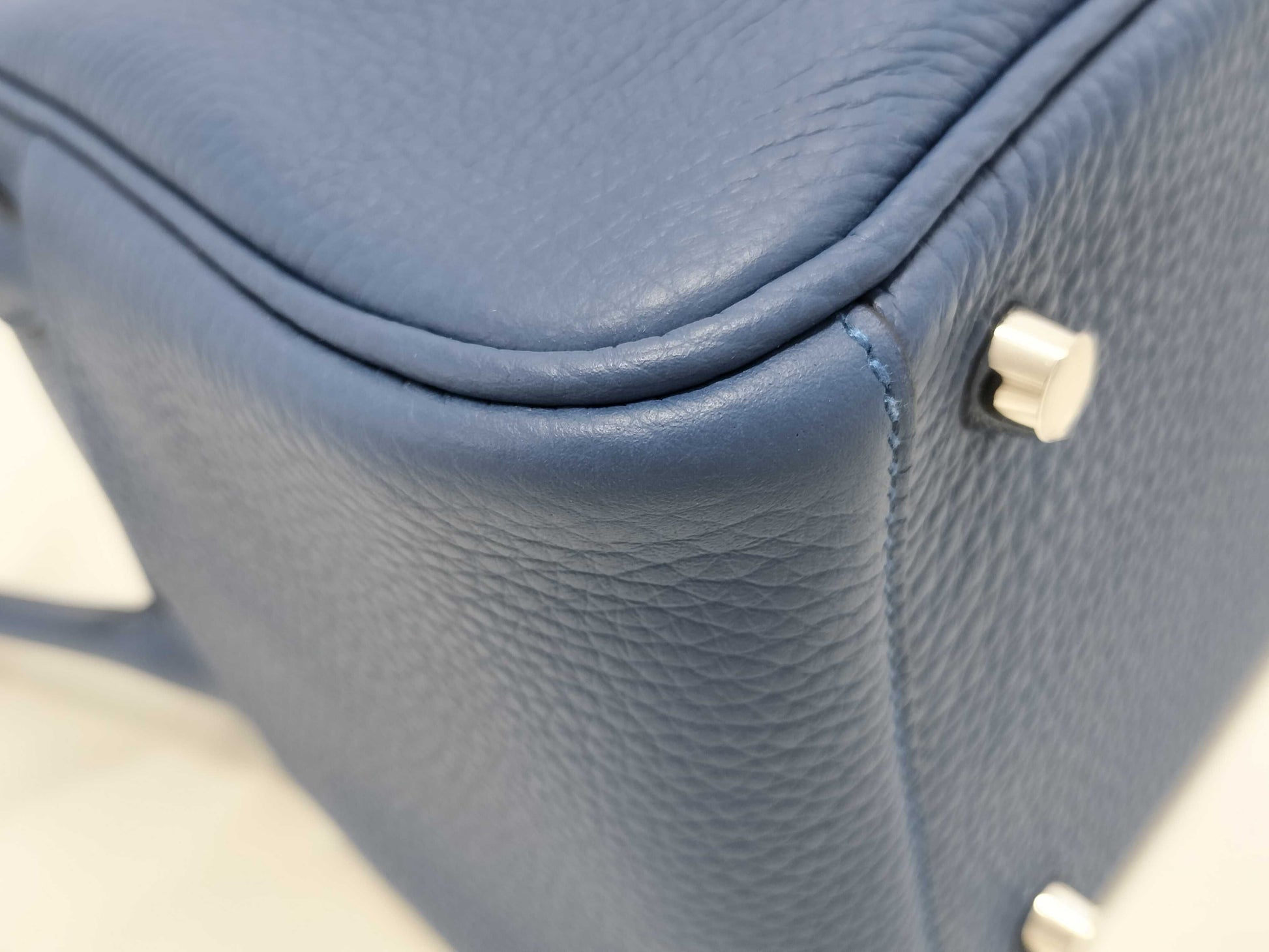 HERMES Lindy 26 Blue Tie Handbag in Taurillon Clemence Leather with Silver Hardware and K Stamp