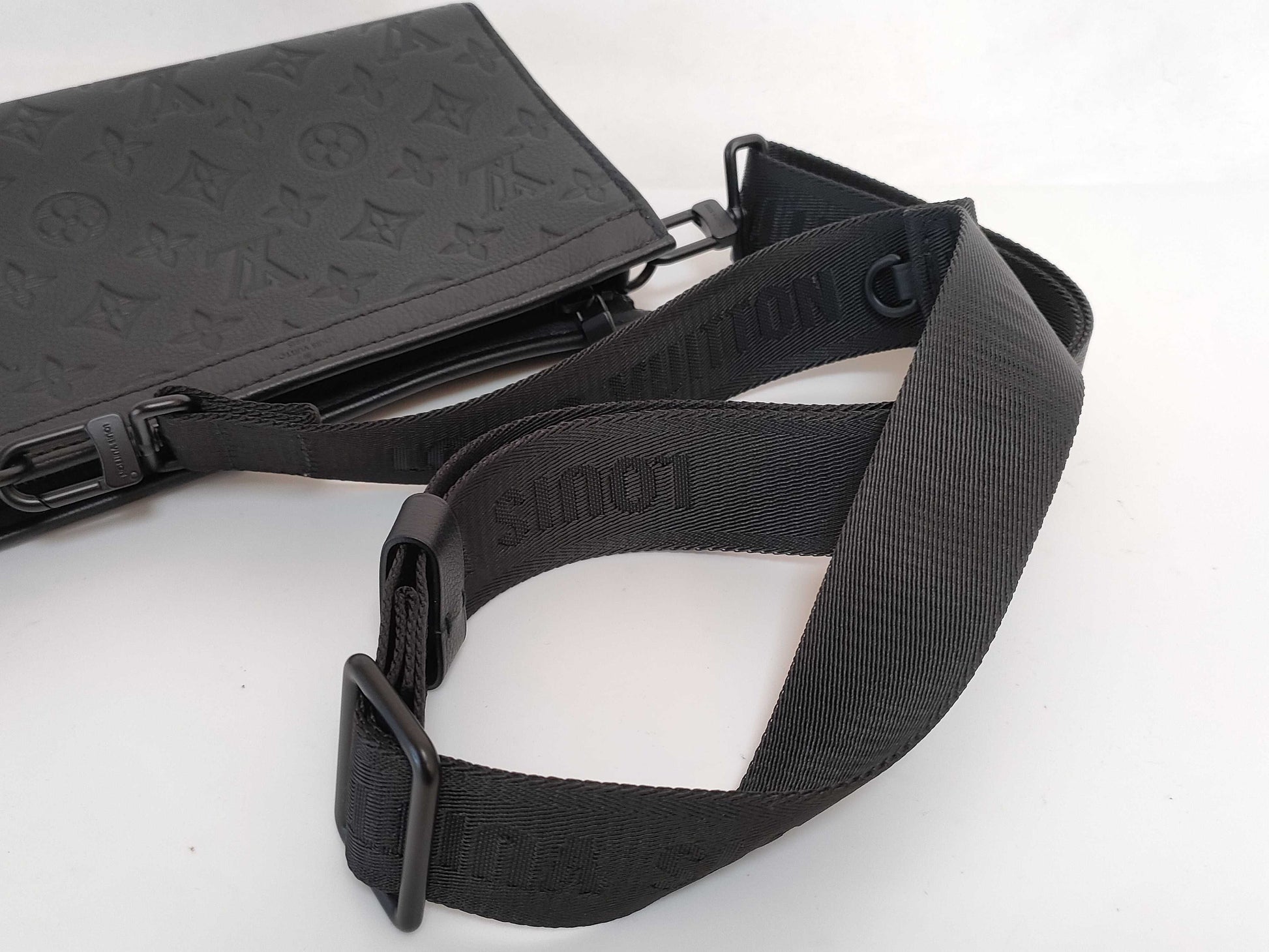 LOUIS VUITTON RFID Verified, Serial Number Unverifiable, Monogram Empreinte Louis Vuitton Empreinte M81115 Shoulder Bag