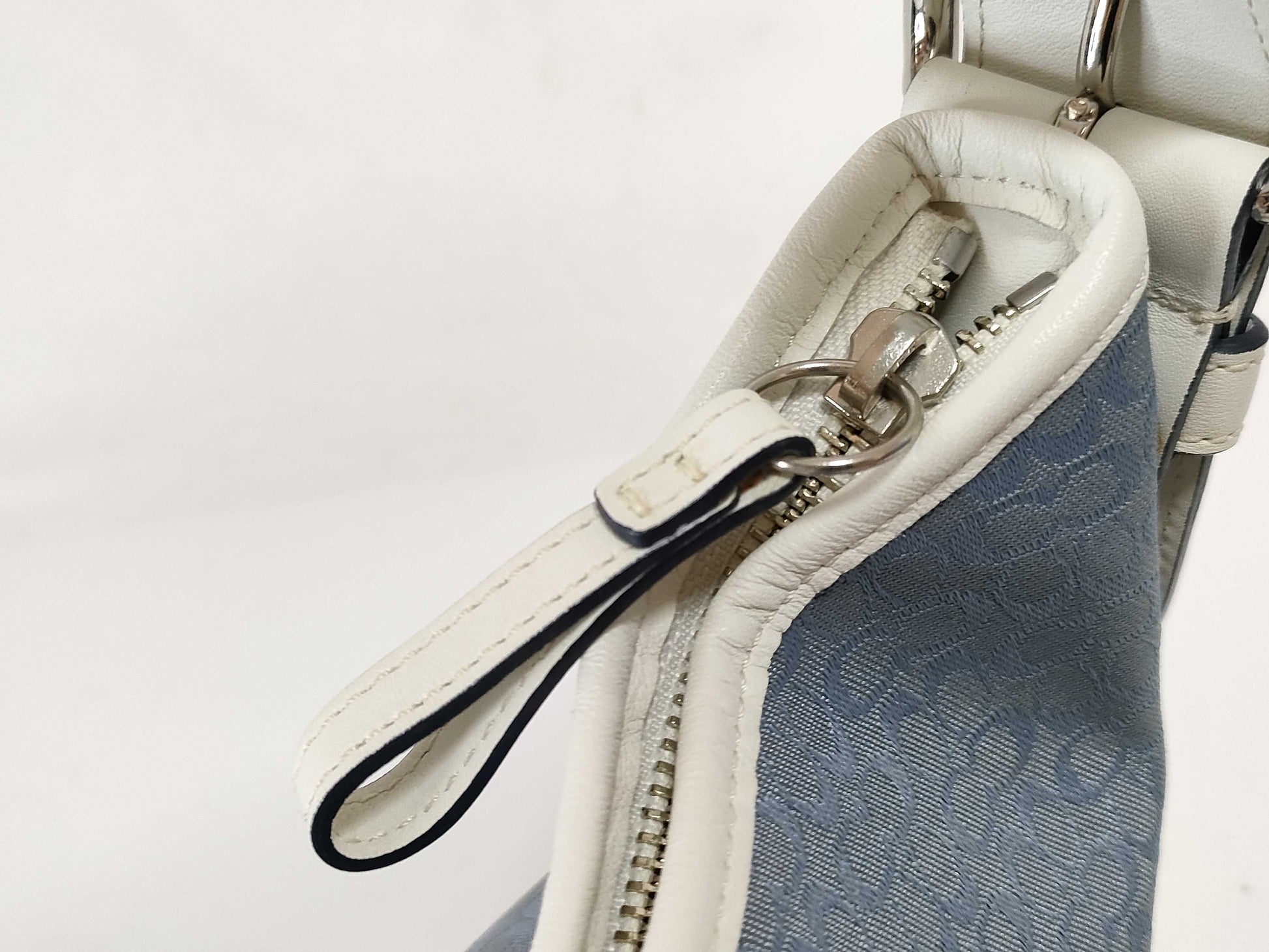 COACH Mini Signature Coach Signature Canvas One-Shoulder Shoulder Bag in White