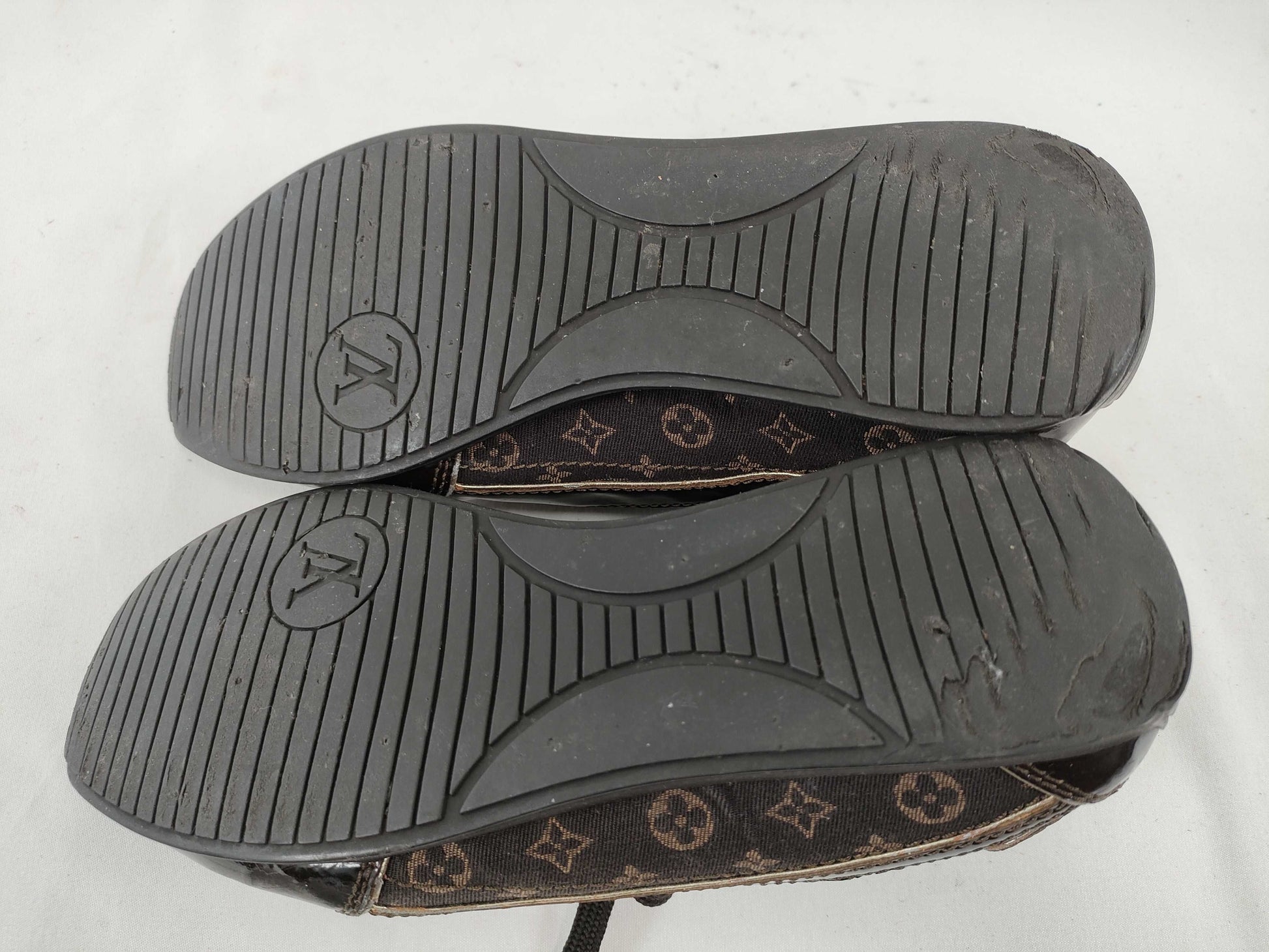 LOUIS VUITTON Enamel Monogram Low-Cut Sneakers, Size 22.5cm