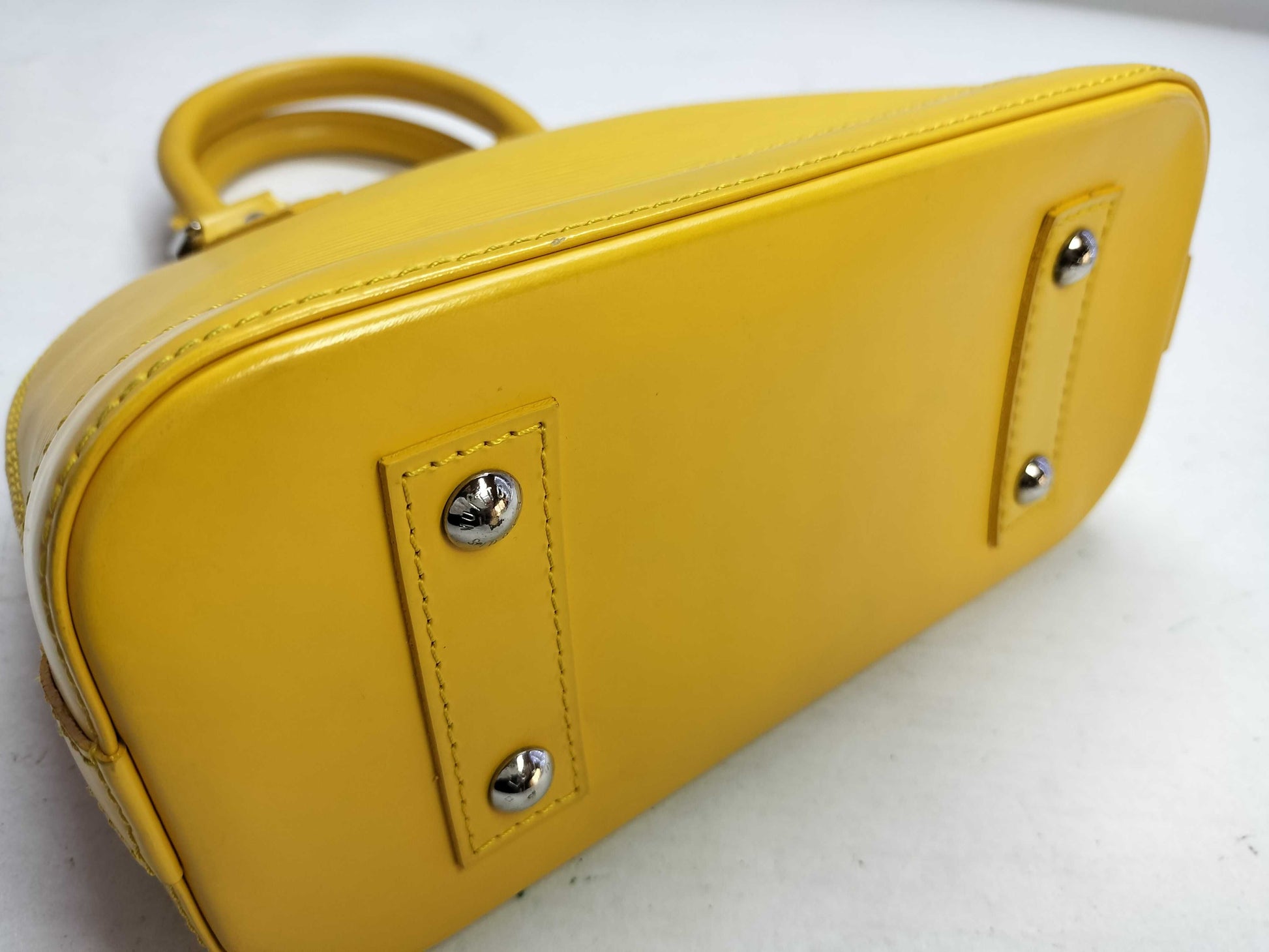 LOUIS VUITTON FL3183 Epi Louis Vuitton Alma BB Handbag