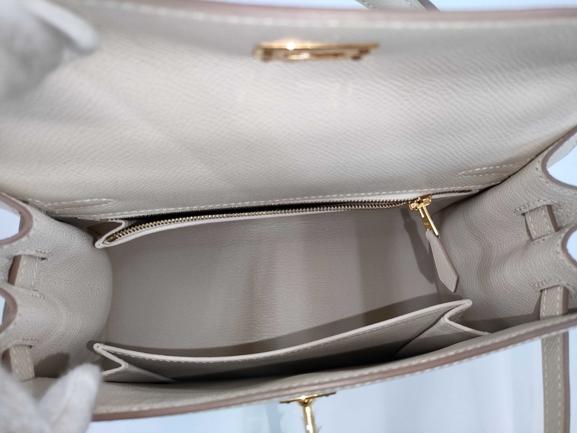 HERMES Kelly 25 Serie Handbag with Gold Hardware and D Stamp