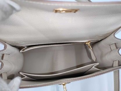 HERMES Kelly 25 Serie Handbag with Gold Hardware and D Stamp