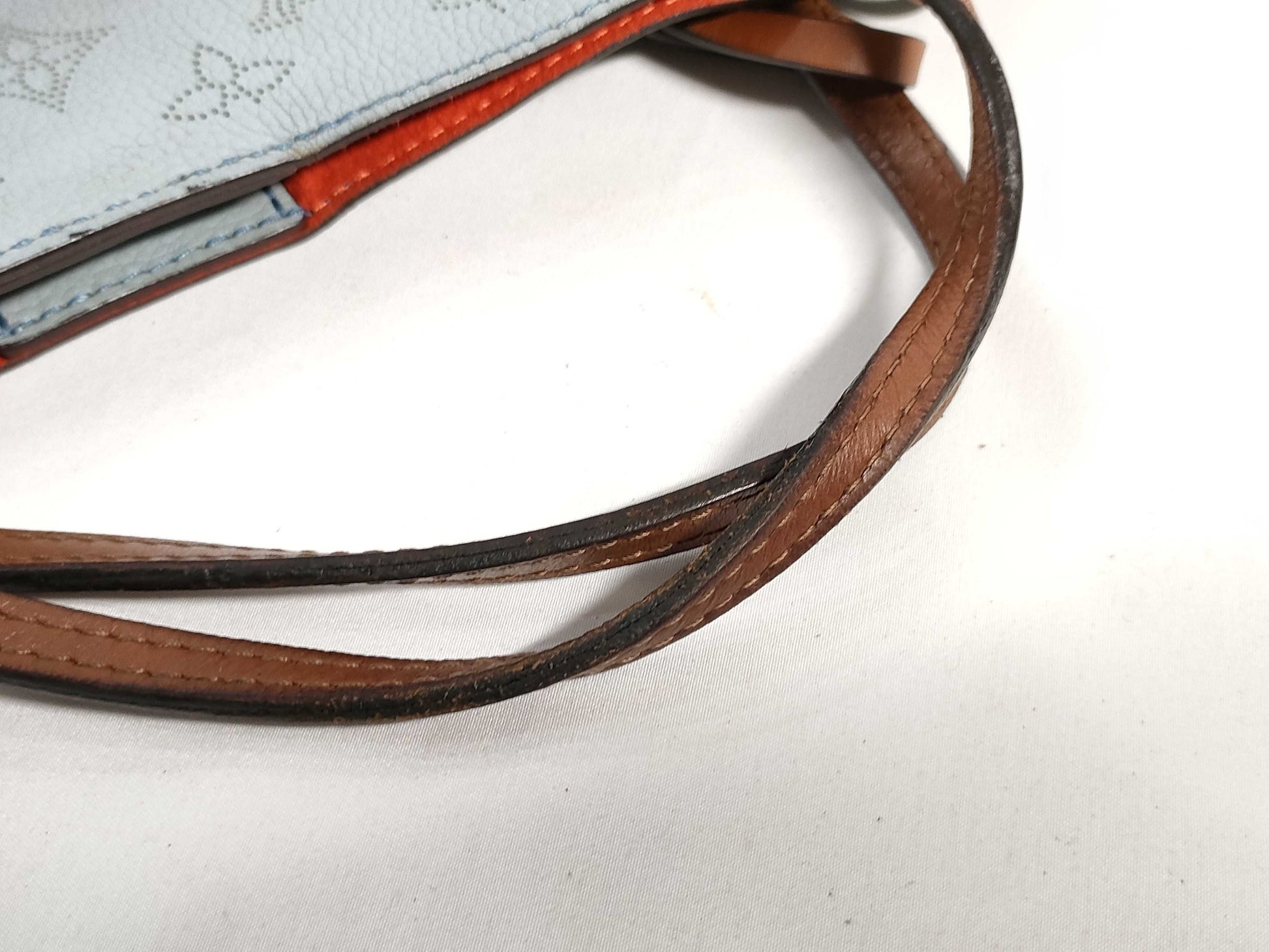 LOUIS VUITTON RFID verification failed. DR0139 Mahina Louis Vuitton Hina PM Mahina M52975 handbag.