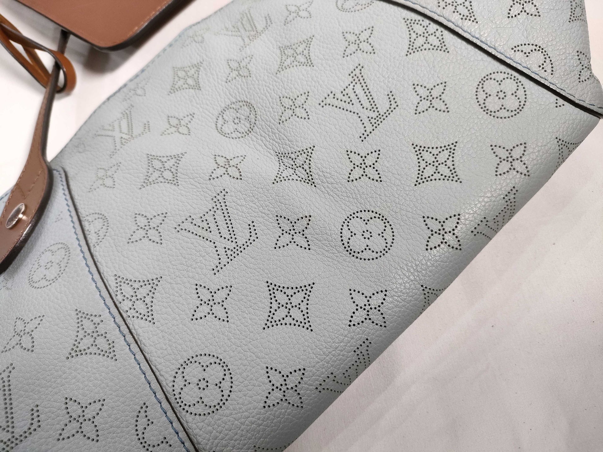 LOUIS VUITTON RFID verification failed. DR0139 Mahina Louis Vuitton Hina PM Mahina M52975 handbag.