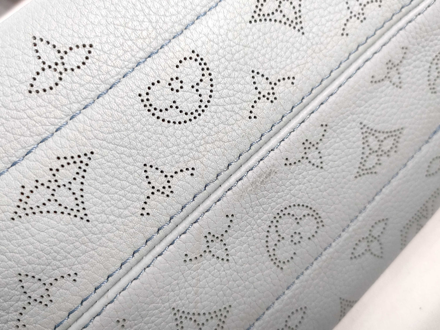 LOUIS VUITTON RFID verification failed. DR0139 Mahina Louis Vuitton Hina PM Mahina M52975 handbag.