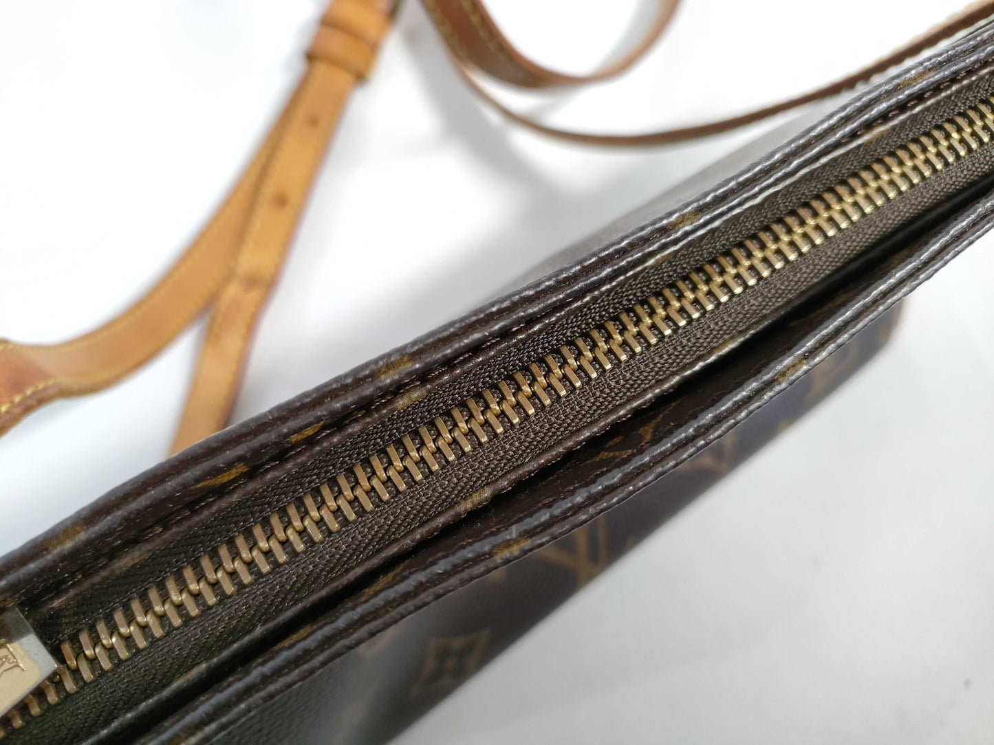 LOUIS VUITTON RFID verification failed. AR0072 Monogram LOUIS VUITTON M51240 Monogram Vuitton Monogram Trotter AR0072 Shoulder Bag