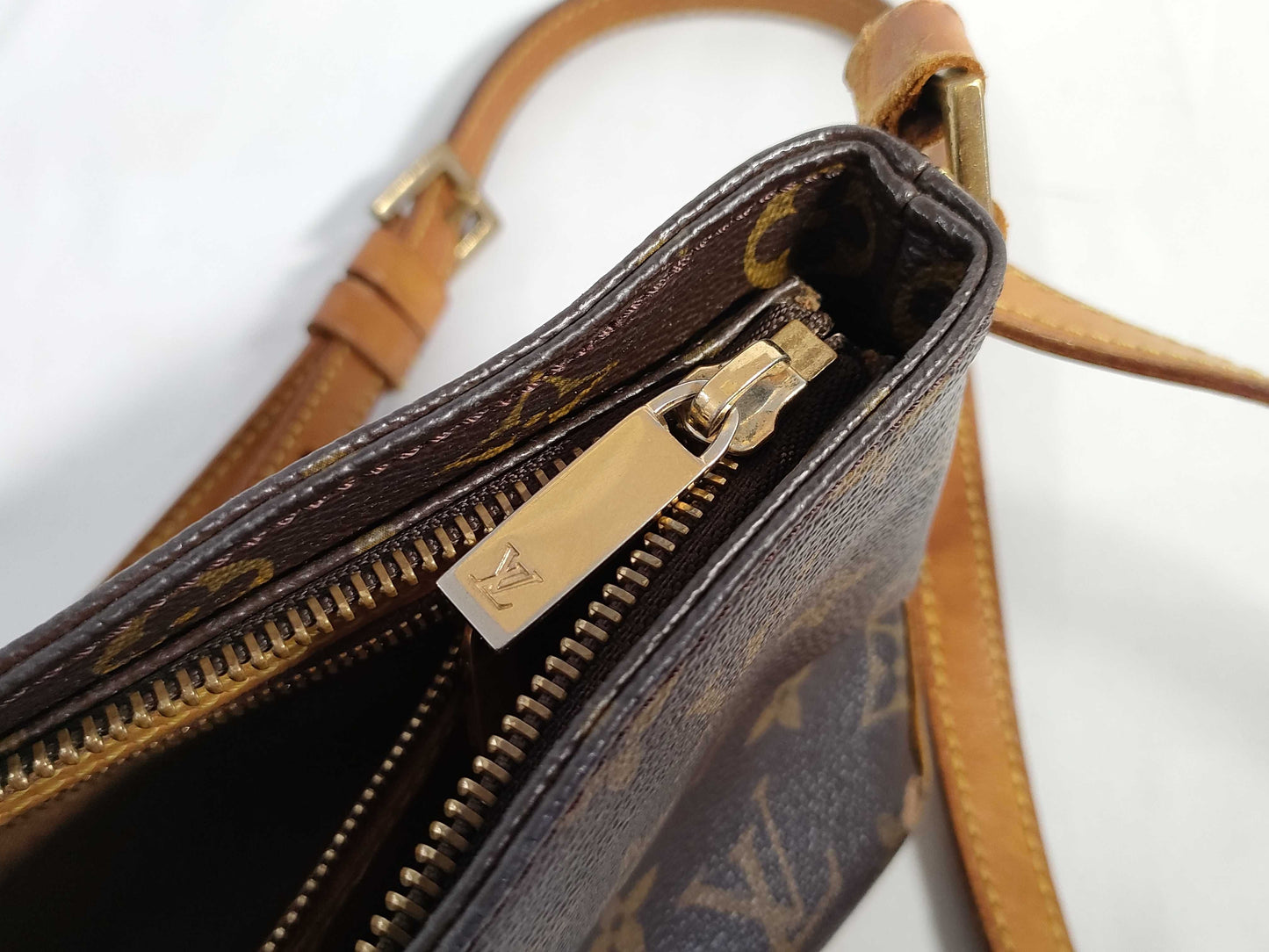 LOUIS VUITTON RFID verification failed. AR0072 Monogram LOUIS VUITTON M51240 Monogram Vuitton Monogram Trotter AR0072 Shoulder Bag
