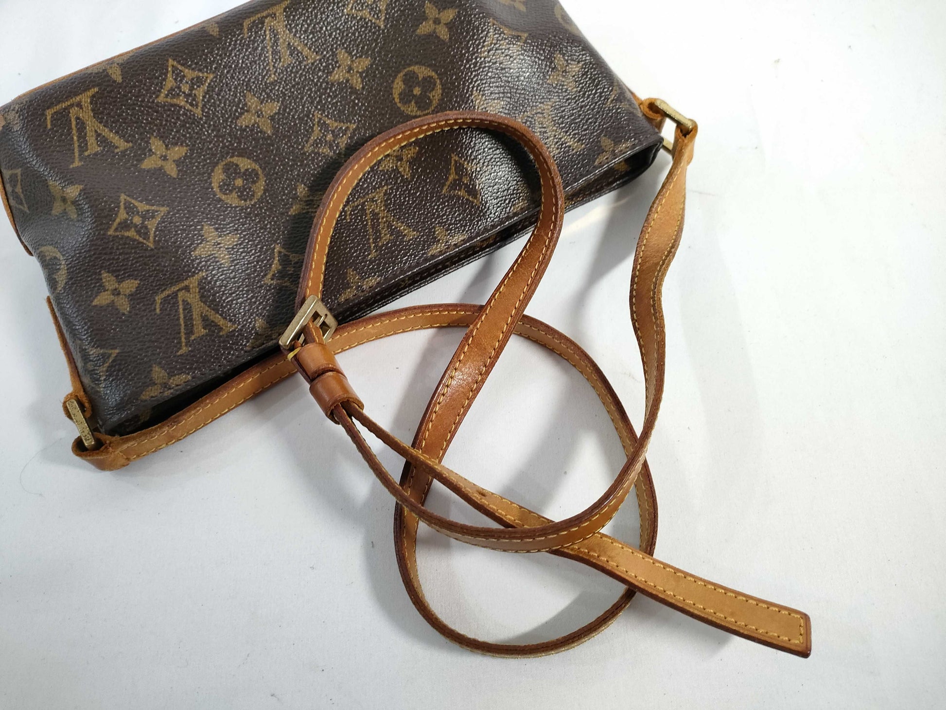 LOUIS VUITTON RFID verification failed. AR0072 Monogram LOUIS VUITTON M51240 Monogram Vuitton Monogram Trotter AR0072 Shoulder Bag