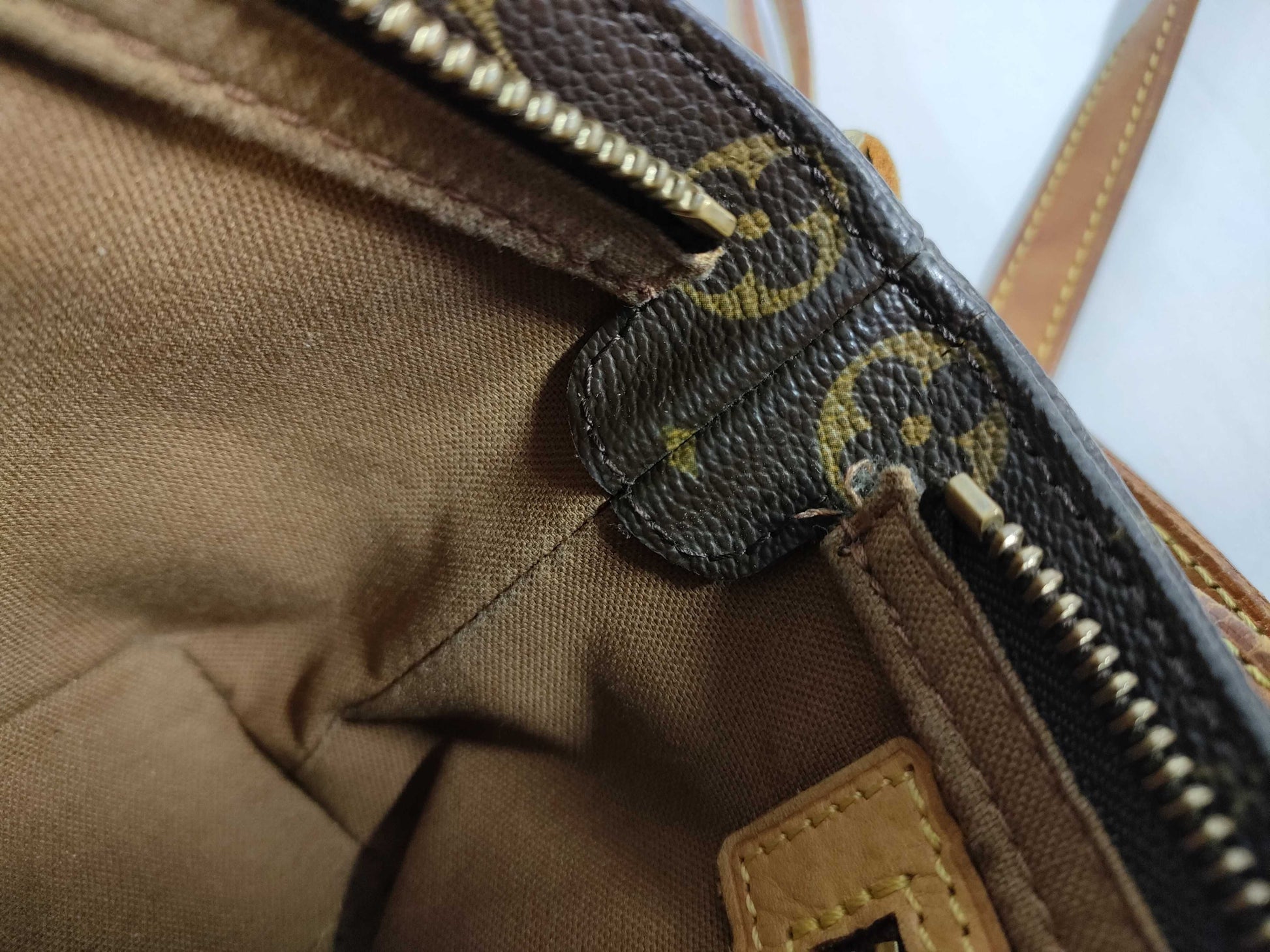 LOUIS VUITTON RFID verification failed. AR0072 Monogram LOUIS VUITTON M51240 Monogram Vuitton Monogram Trotter AR0072 Shoulder Bag