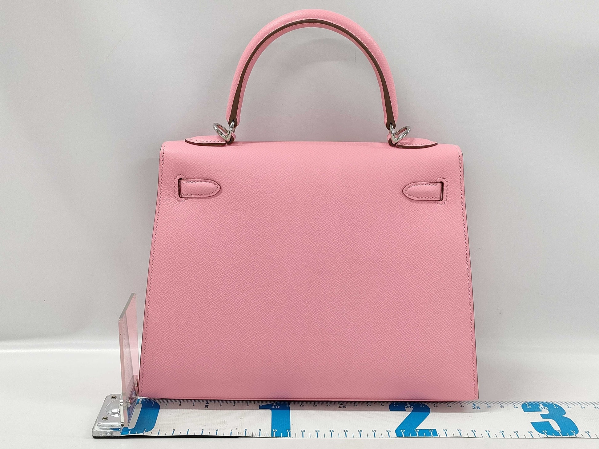 HERMES Kelly 25 handbag with rose confetti exterior, Epson logo, silver hardware, and a double stamp.