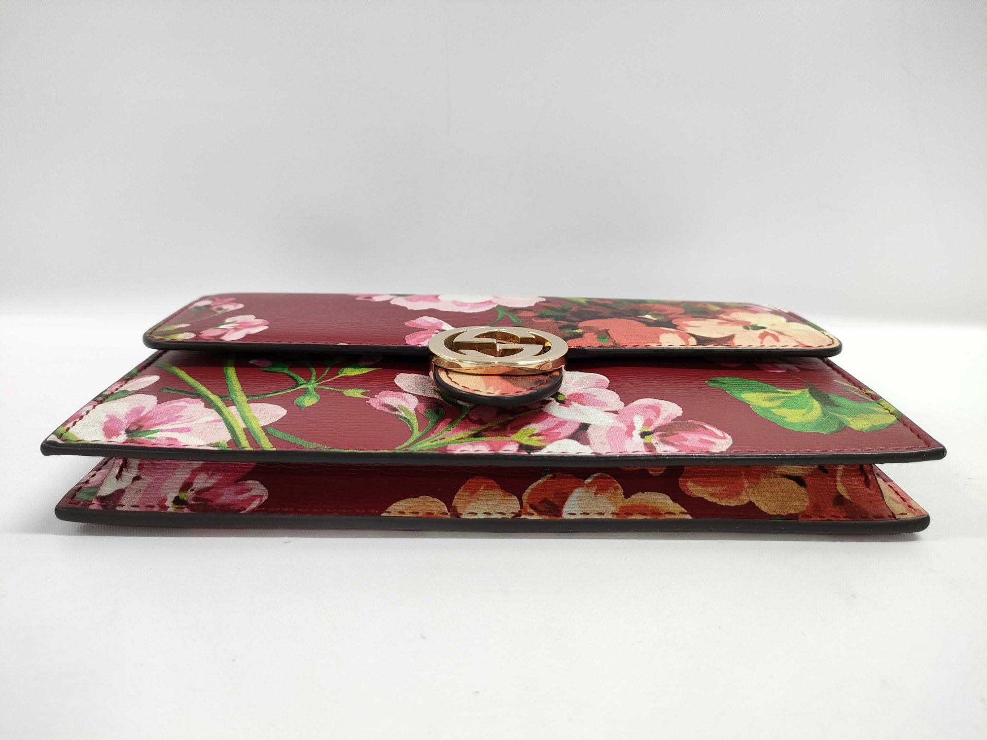GUCCI Interlocking Chain Shoulder Bag in Leather with Red Flowers, 409340/0416