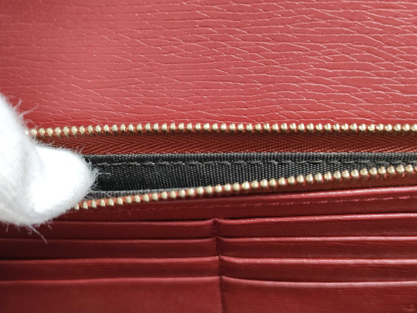 GUCCI Interlocking Chain Shoulder Bag in Leather with Red Flowers, 409340/0416
