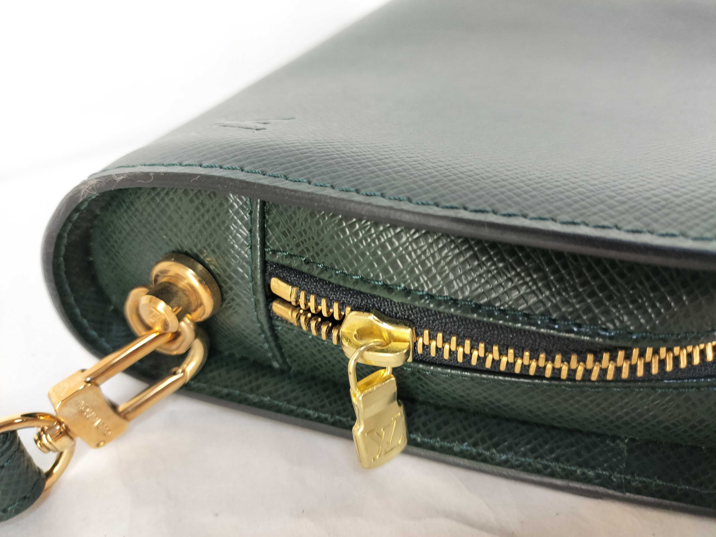 LOUIS VUITTON Taiga brand second bag