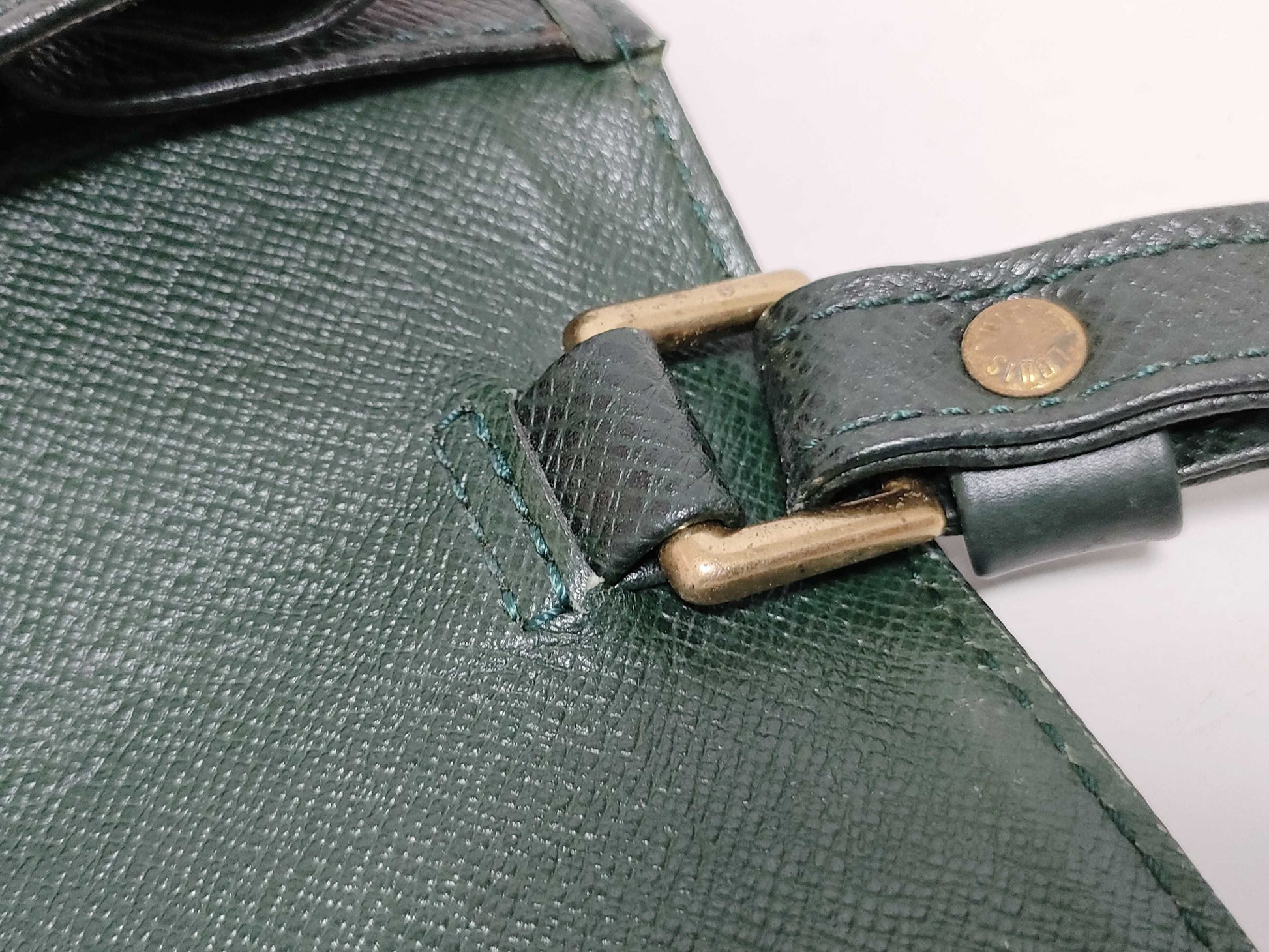LOUIS VUITTON Taiga Louis Vuitton bag second bag