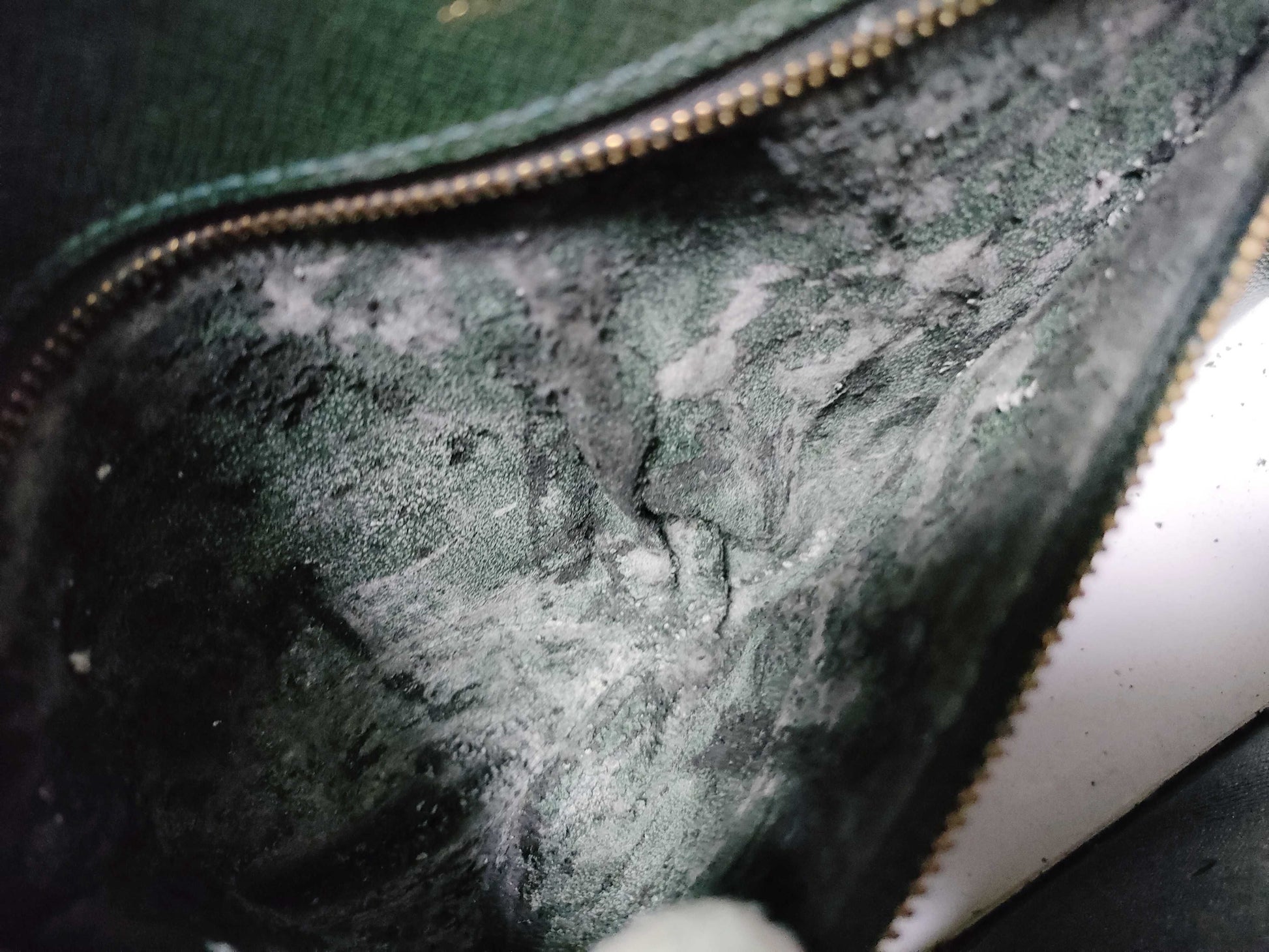LOUIS VUITTON Taiga Louis Vuitton bag second bag