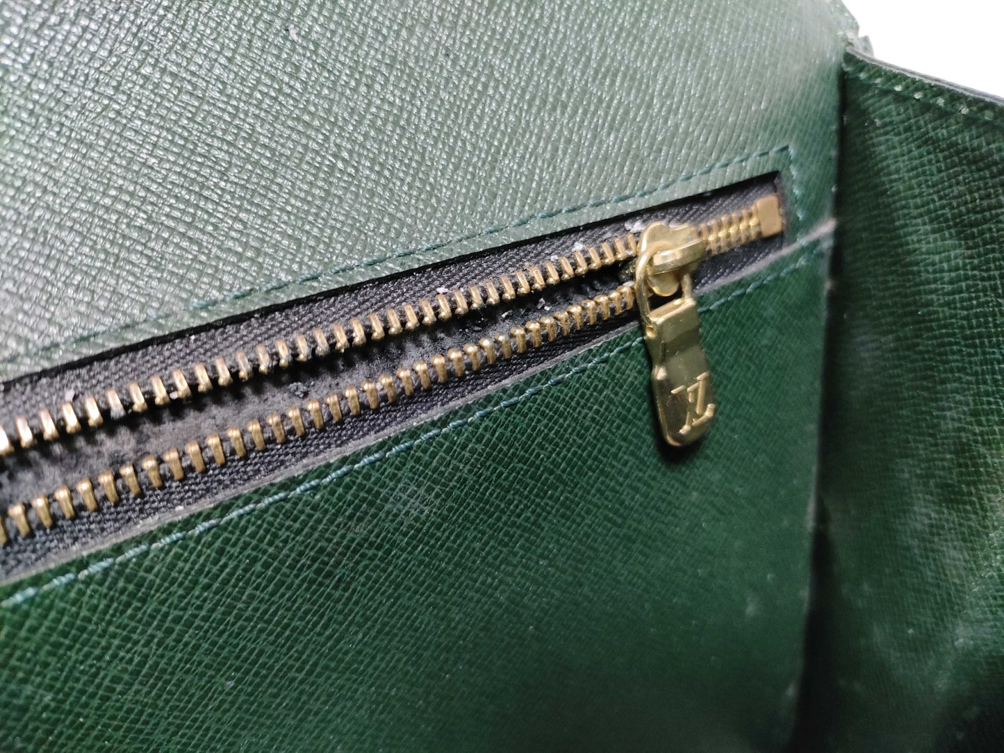 LOUIS VUITTON Taiga Louis Vuitton bag second bag