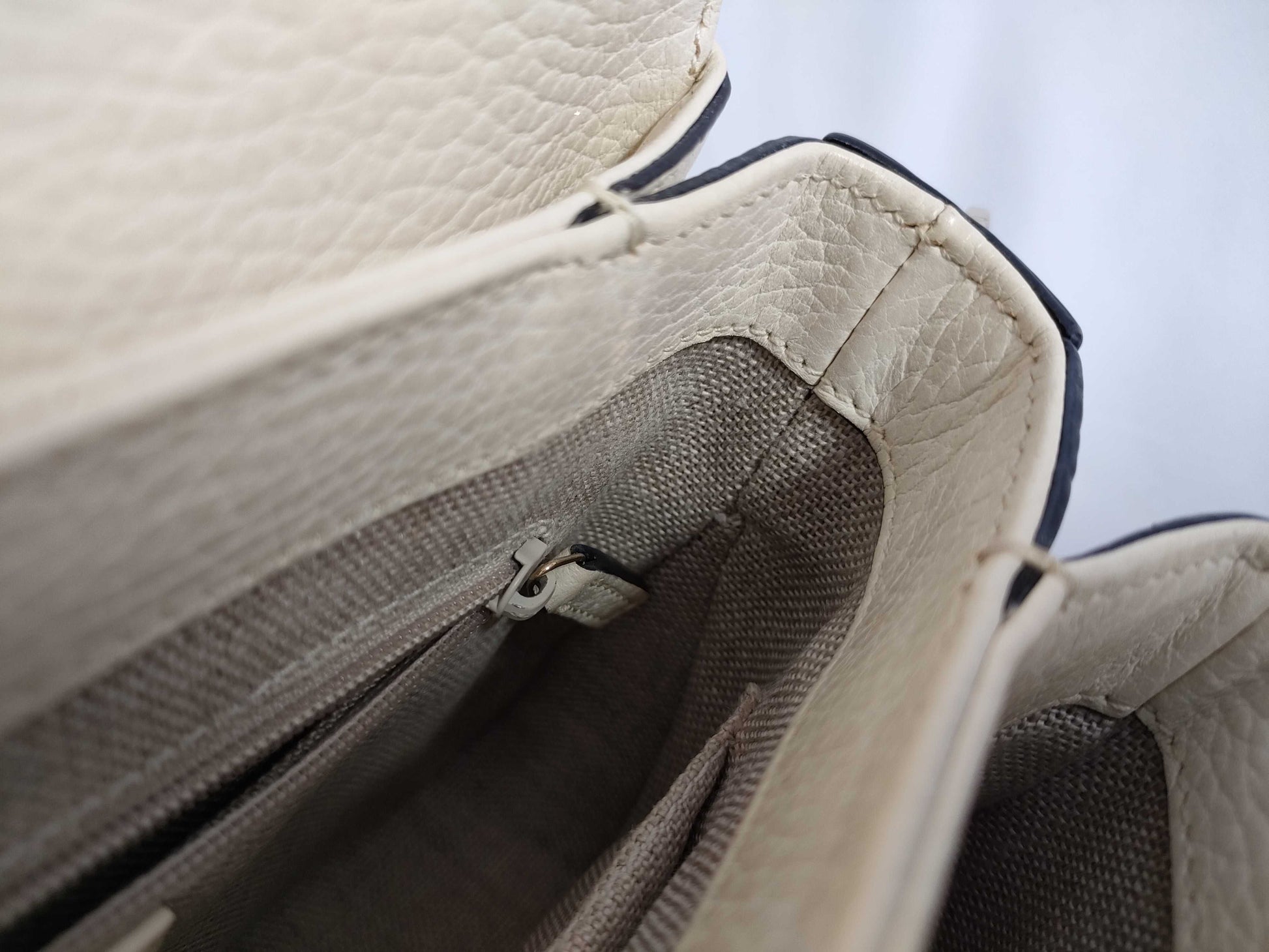 GUCCI GUCCI Gucci Interlocking G Chain Shoulder Bag Ivory with Gold Hardware Calfskin Shoulder Bag